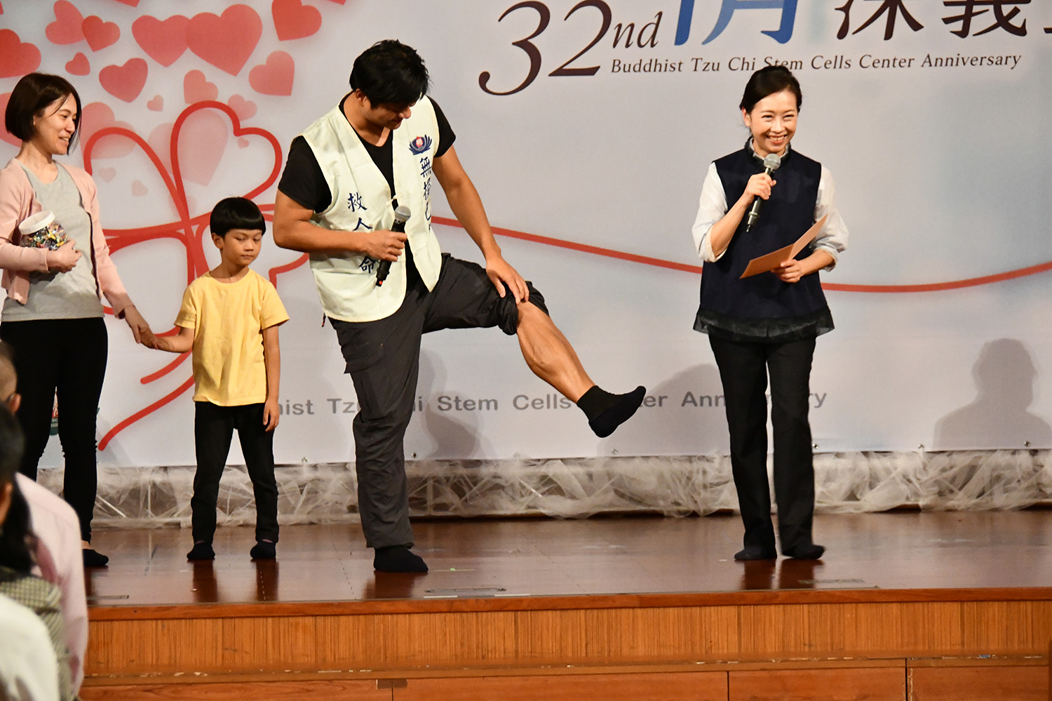 捐贈者許超群露出腿部強壯肌肉,希望受贈者接受他的骨髓幹細胞後也能跟他一樣健康強壯。