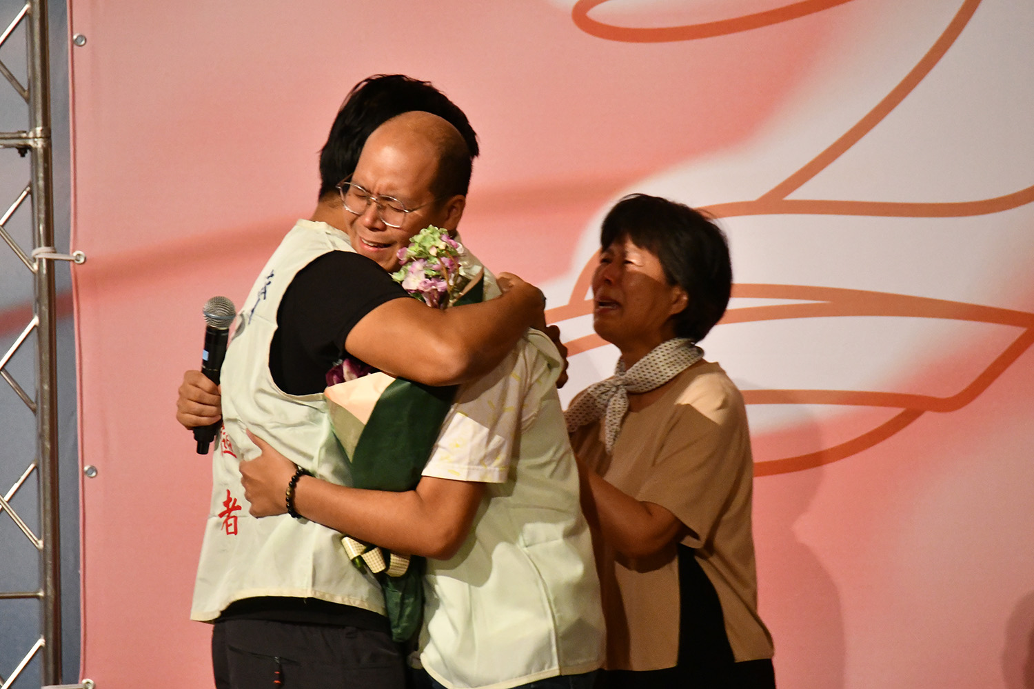 捐贈者許超群看到受贈者健健康康非常感動,多次擁抱捐贈者。