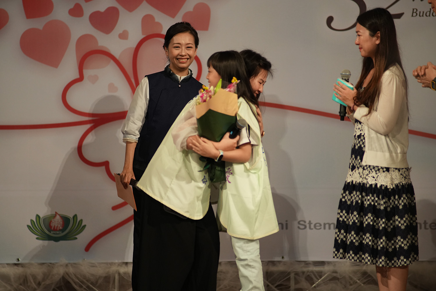 潘淑壬等待三年、準備超過一年的捐髓之旅,救了小女孩小昀,已經結婚生子的她緊緊擁抱小昀。