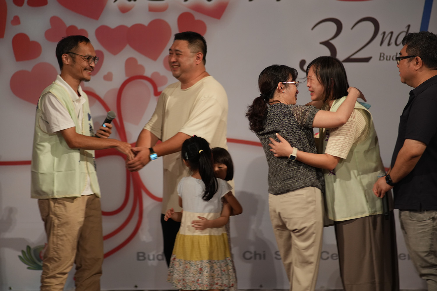 陳珏宇(右二)住了三個月的病房,獲得高雄醫學大學副教授楊家琪(左ㄧ)捐出骨髓幹細胞,改變了她全家命運。相見時他們兩家和孩子都互相擁抱。