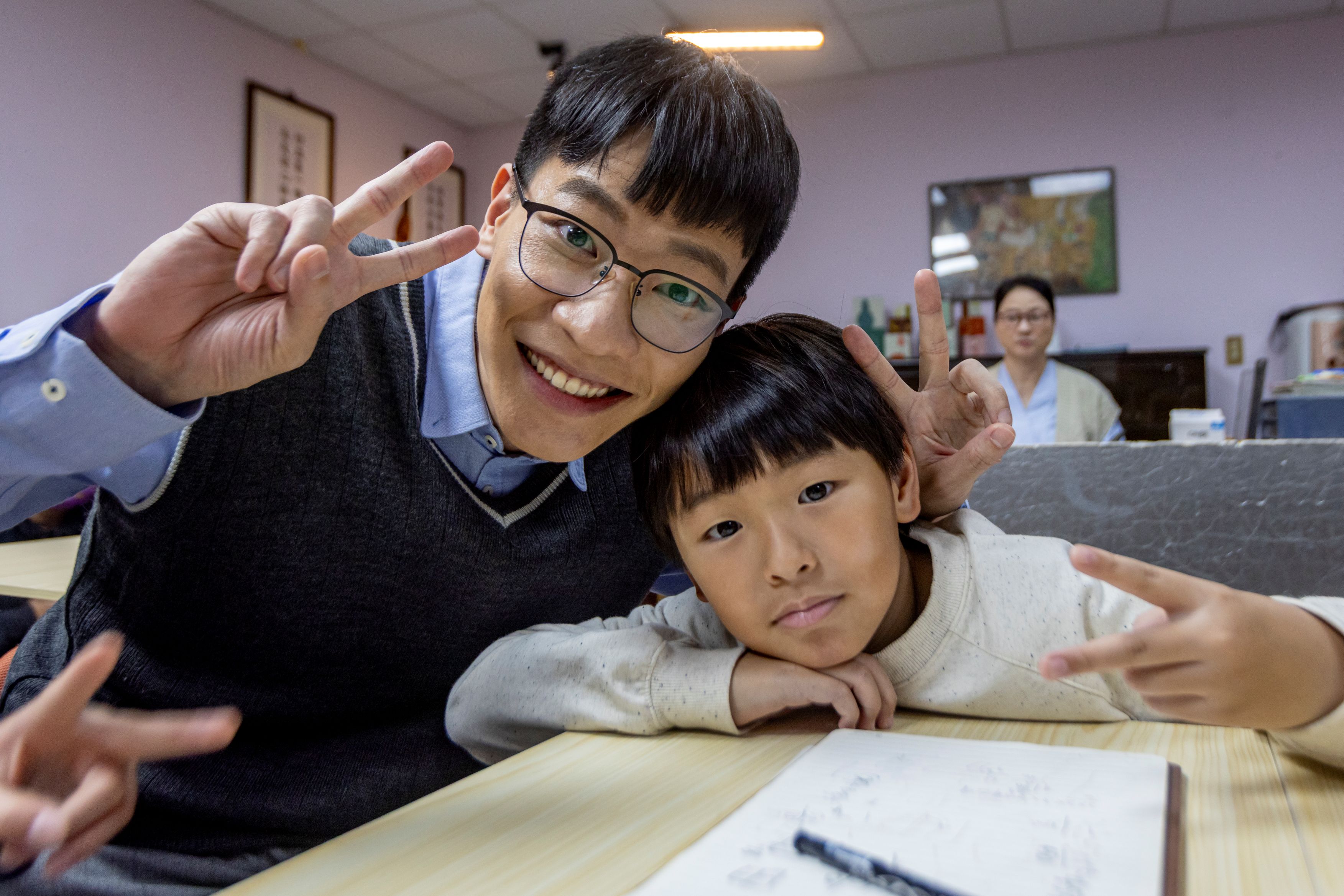 大愛劇《接住流星的人》李國強劇中當課輔班老師教小朋友。