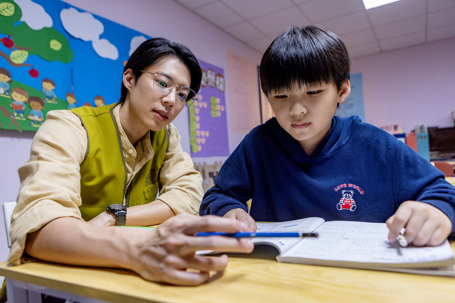 大愛劇《接住流星的人》黃信赫劇中當課輔班老師教學生。