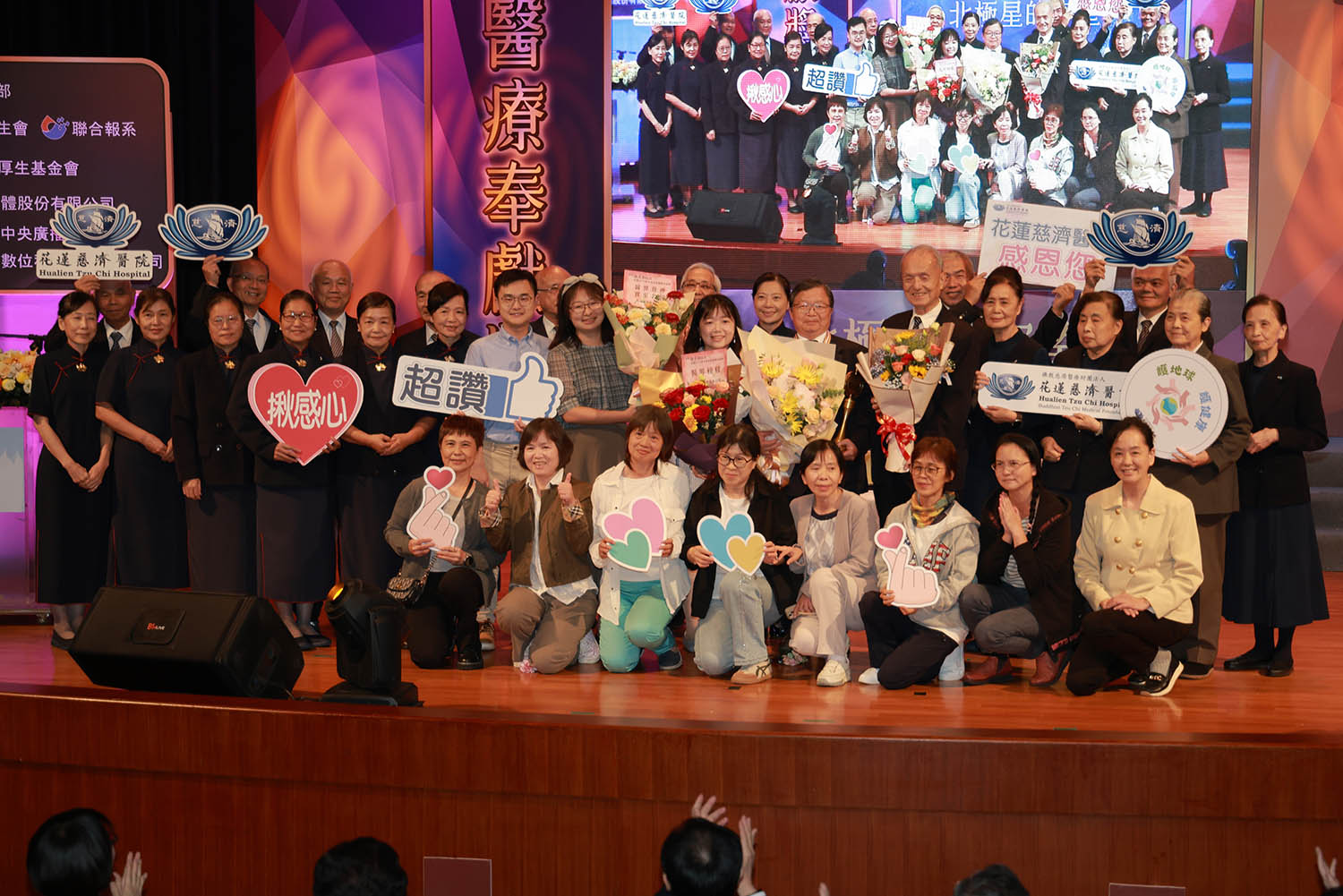 慈濟醫療法人執行長林俊龍(第二排右五)帶領同仁、慈濟志工恭喜陳英和院長(第二排右六),並合影紀念。