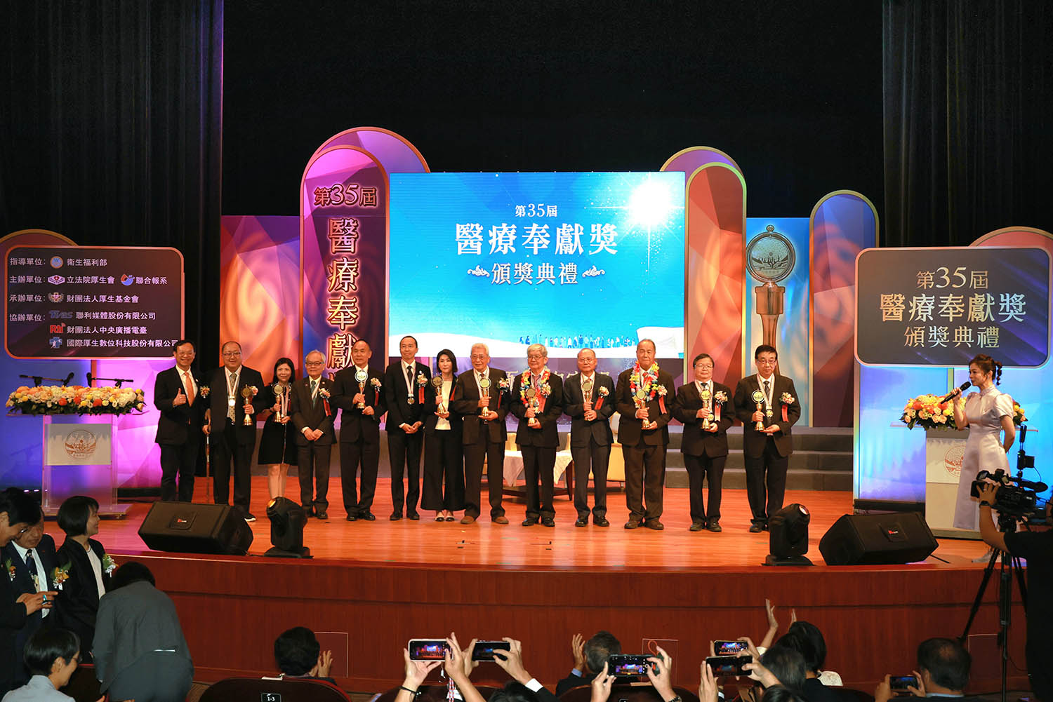 衛生福利部部長石崇良(左一)與醫療奉獻獎得主合影。右二為陳英和院長。