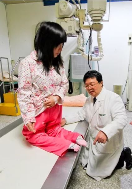 罹患「極重度先天性膝反曲」的團治,還患有「踝關節馬蹄足變形」,她是在2014年到臺灣,接受陳英和醫師的手術治療。