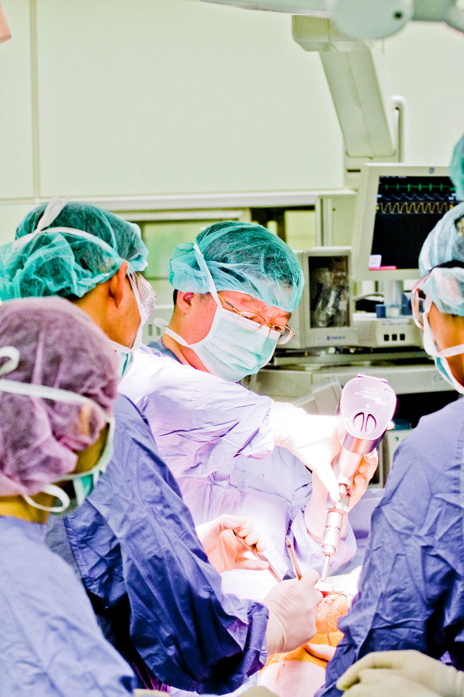 不曾離開臨床、手術房的陳英和院長很感恩病人對他的信任,也常常提醒學生:「醫師要『以病為師』,對病人非常恭敬、感恩。」他身體力行鼓勵年輕醫師「不可以貪圖輕鬆而拒絕難治的病患。要努力想怎麼做,對病人最好。」