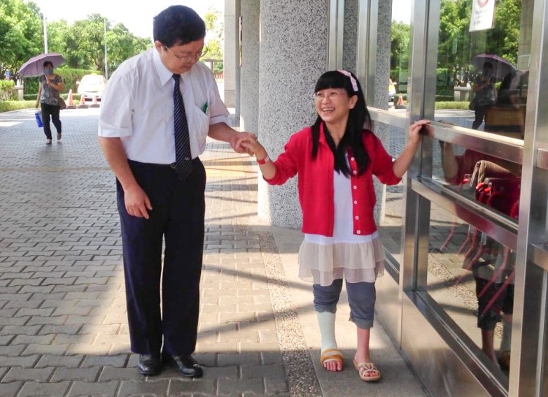 經以結合「閉鎖式切骨矯正」、「開放式切骨矯正」創新術式,團治的雙側膝部各得到160度的矯正量,不僅畸形的關節獲矯正,她的身高也由術前93公分,進步到術後128公分。不但她的身形外觀改善了,也能「腳踏實地」的生活。