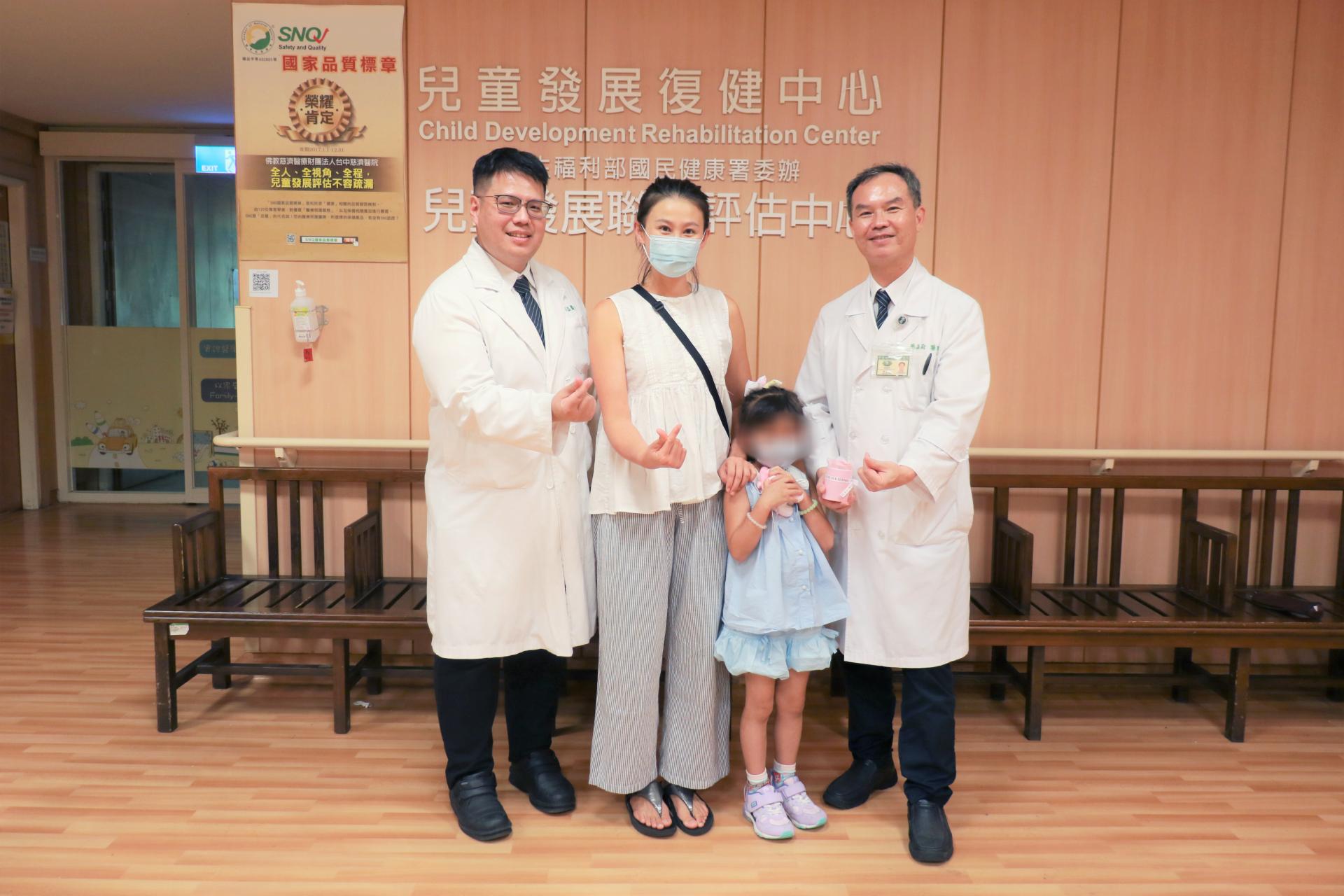 中西醫合療成果,瑤瑤順利康復的出院。