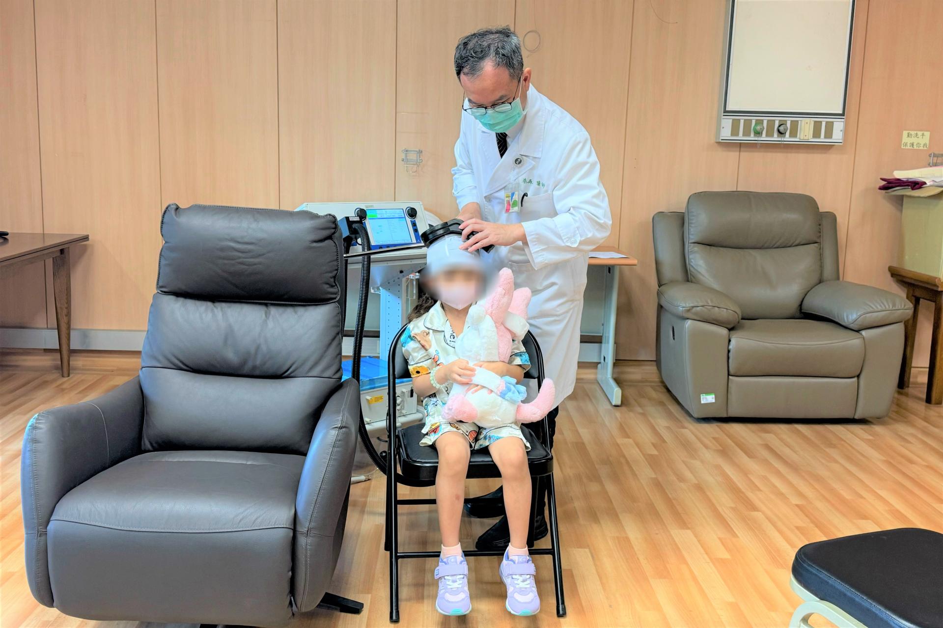 蔡森蔚主任為瑤瑤做經顱磁刺激。