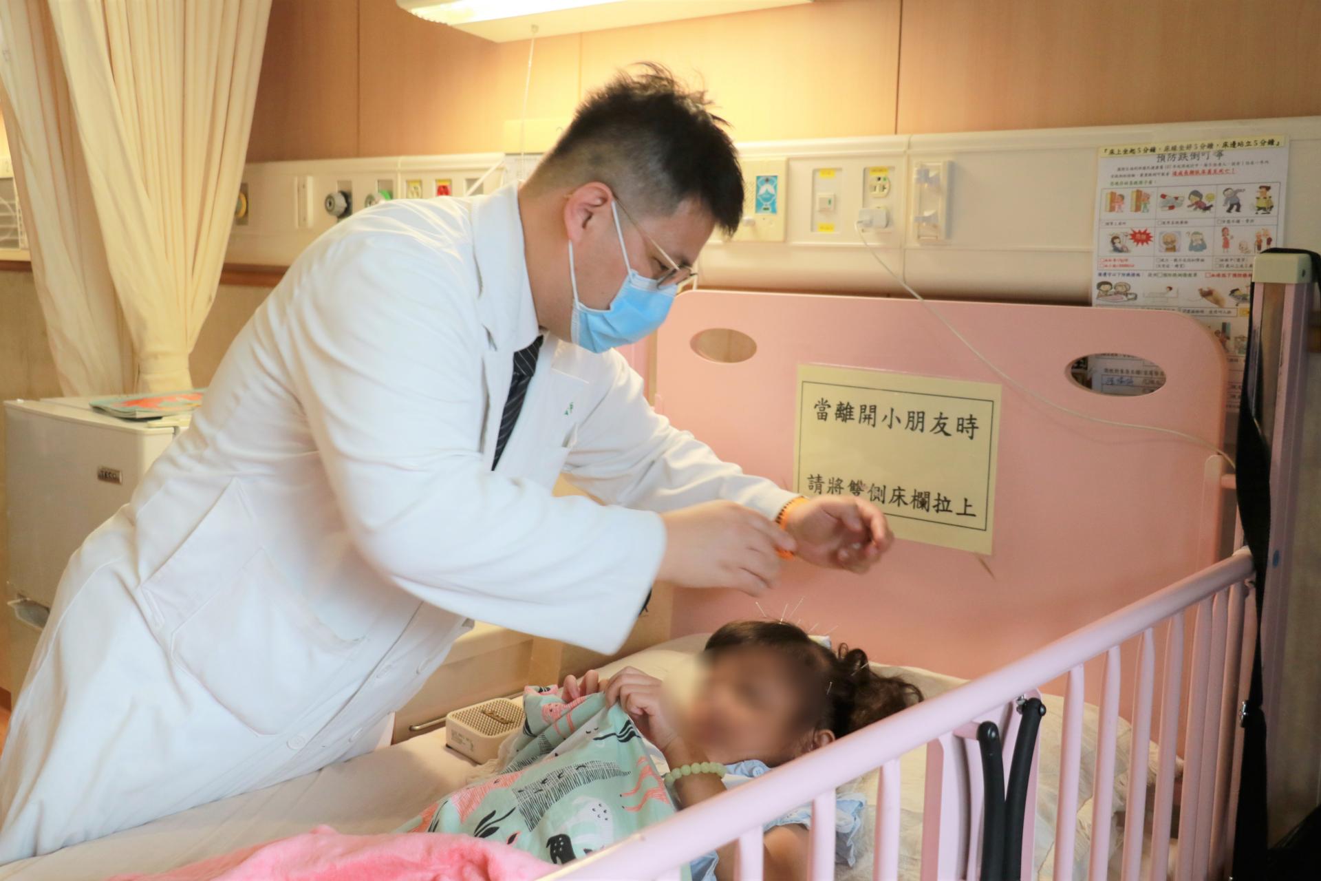 歐宗益醫師為瑤瑤做腦部針灸。