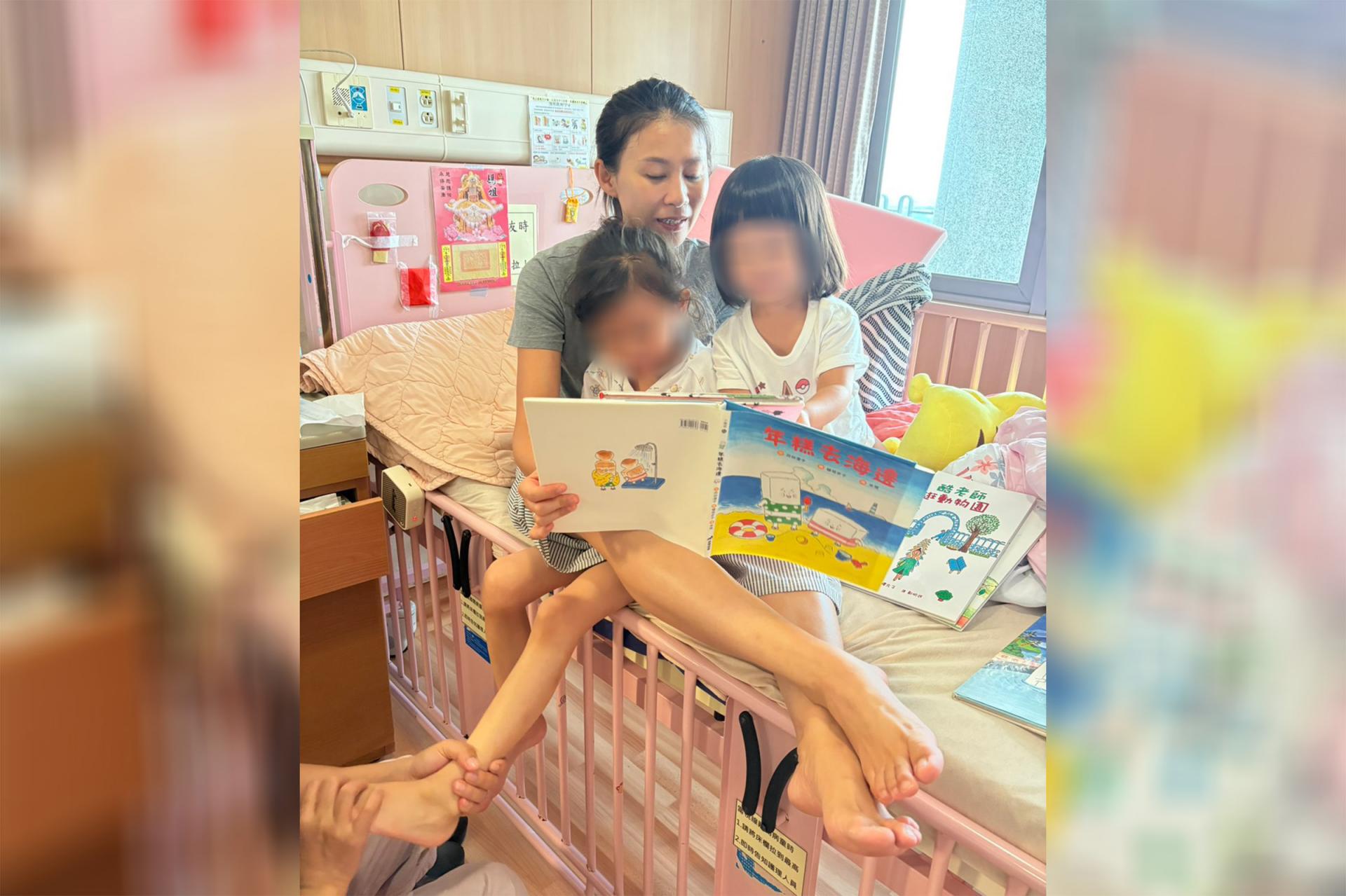 家長陳女士陪伴女兒閱讀繪本和肢體按摩。