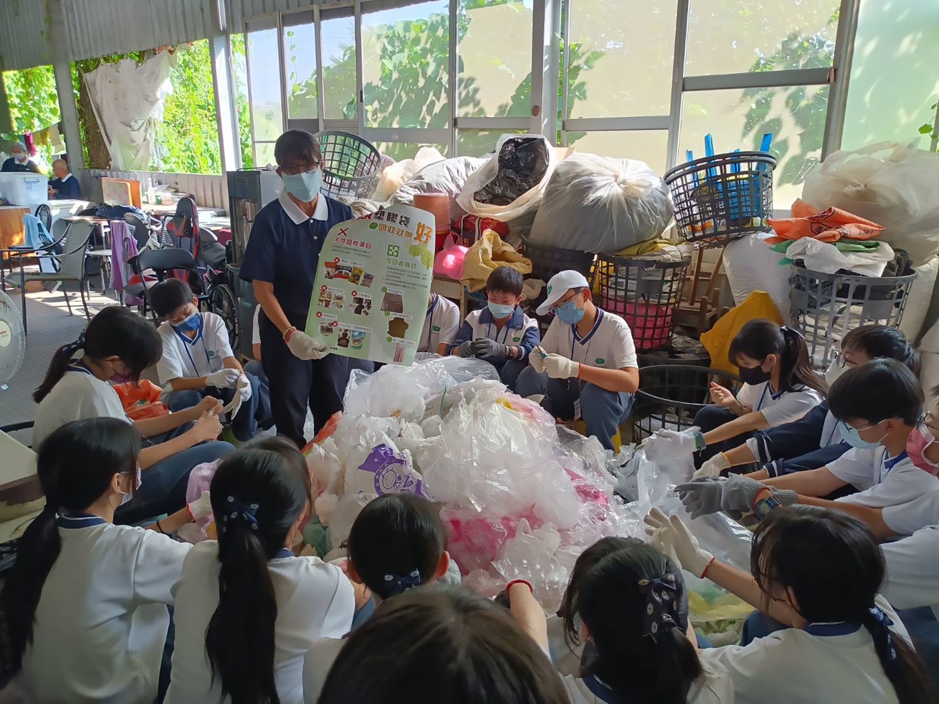同學們用心聆聽師姑解說如何分類回收塑膠袋。