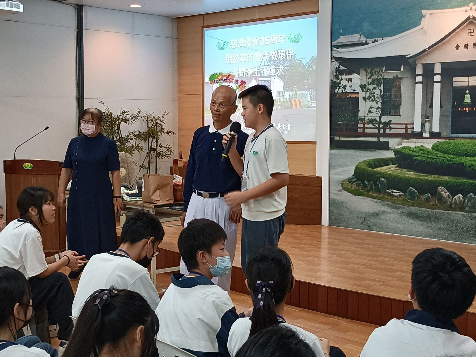 崇善環保站呂銘振師伯正向引導學生分享心得。