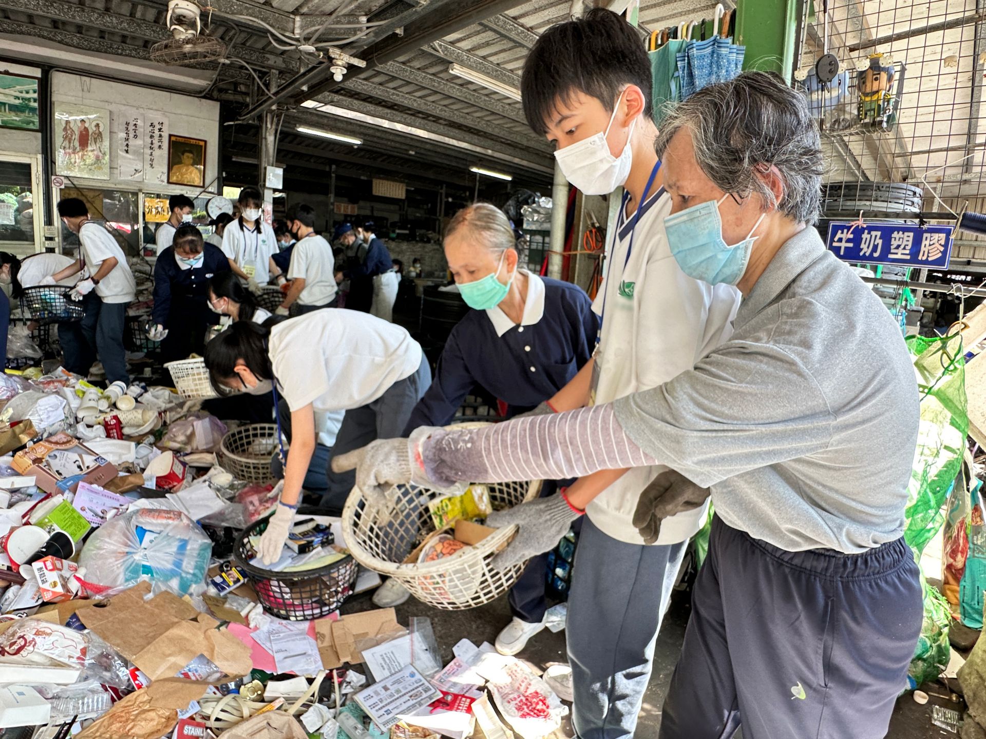 環保站老菩薩陪伴並指導同學回收分類。