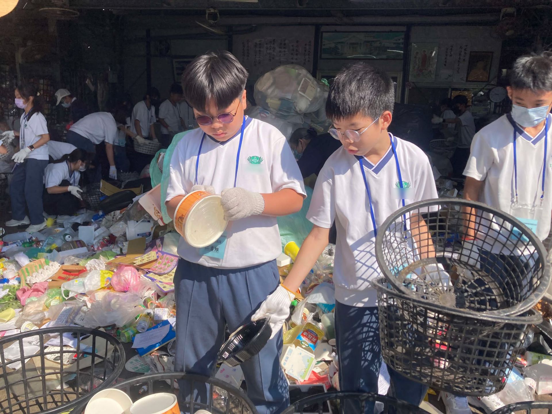 同學把握當下，實踐回收分類。