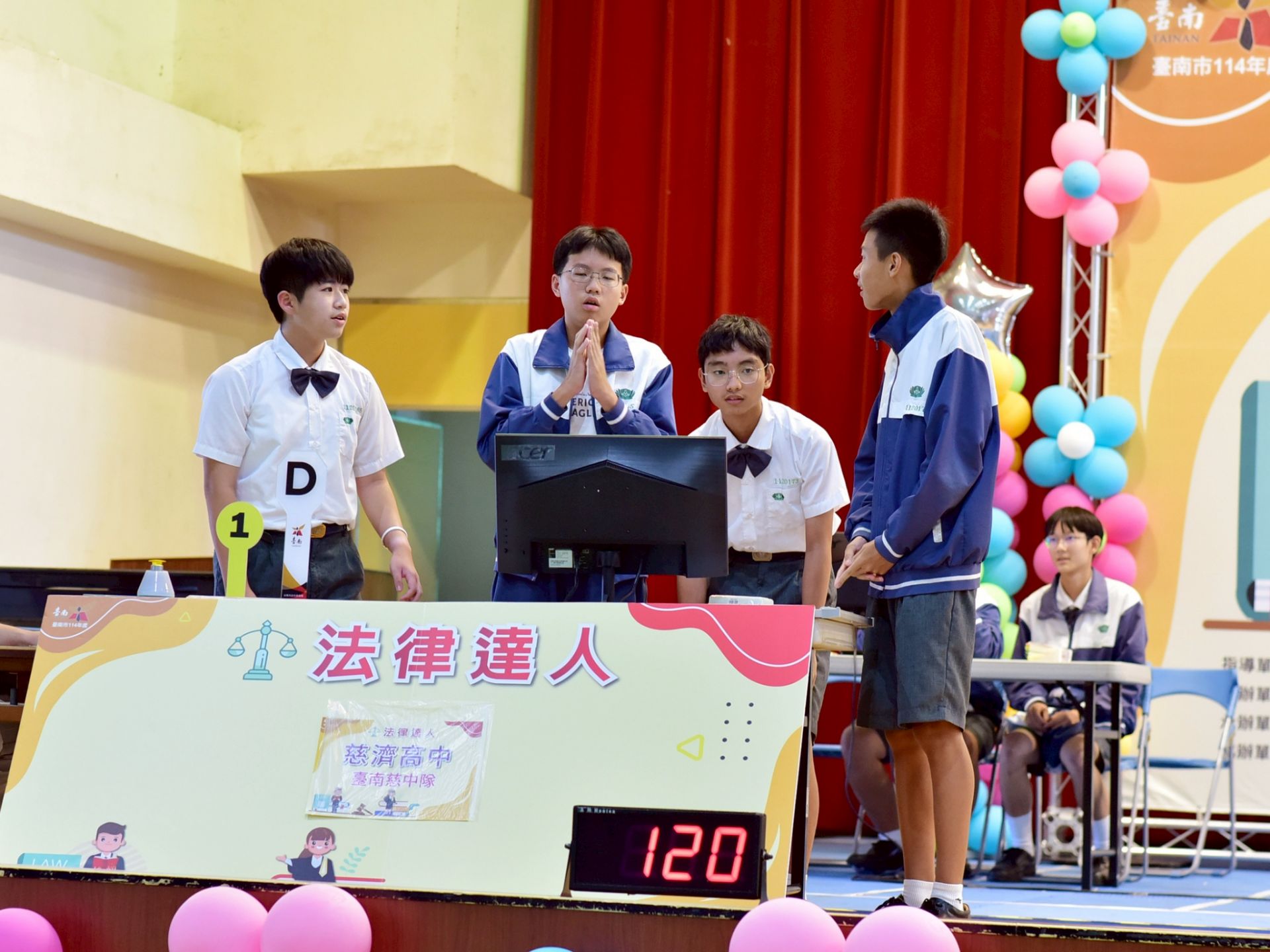 六人默契十足，一路從初賽、延長加題、複賽、準決賽挺進總決賽。