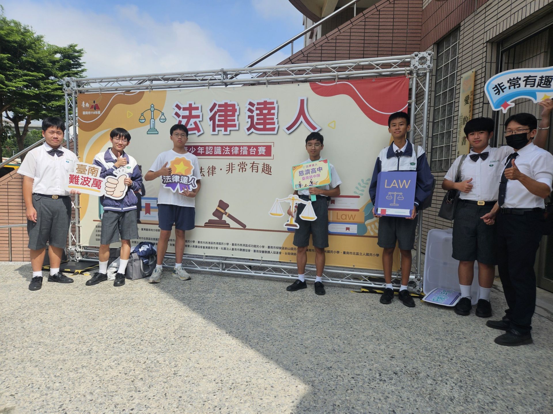 6位同學是對法律的興趣及好奇而組隊參賽，抱著開眼界，想體驗競賽的刺激前往參賽。感恩吳宗原老師指導陪伴。