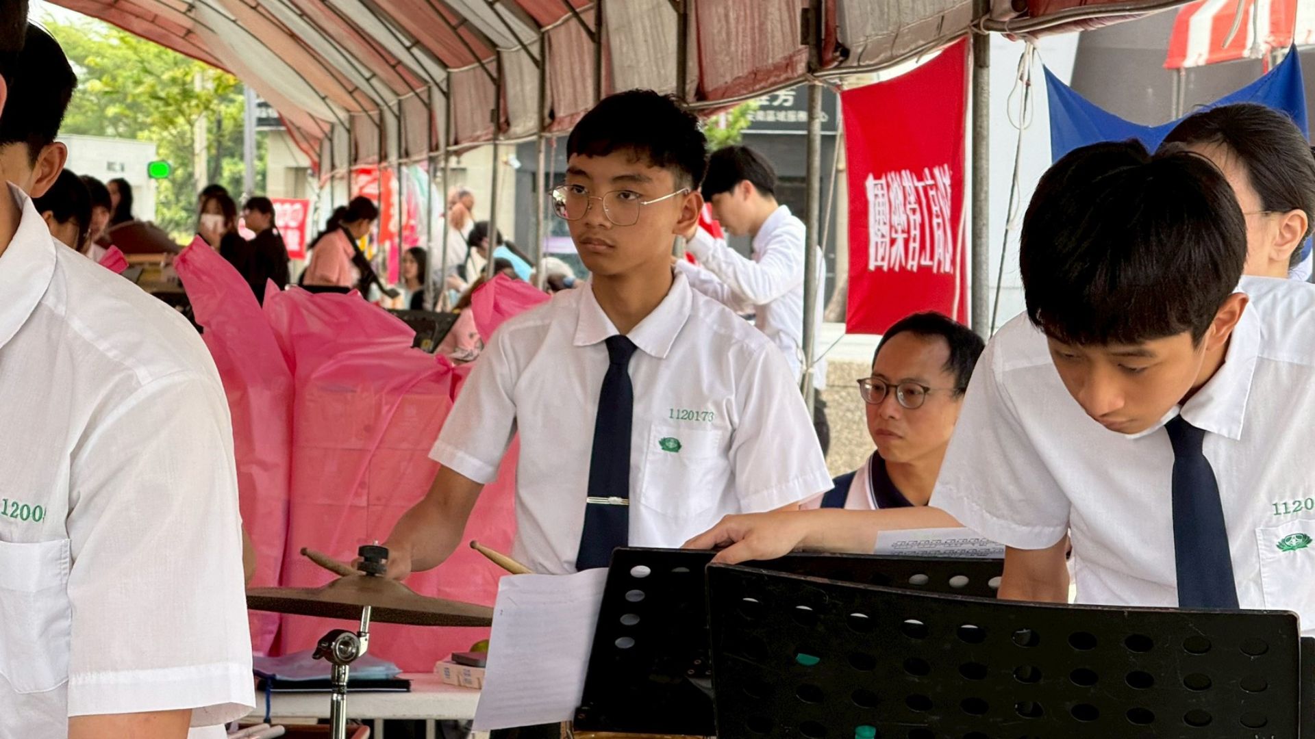 顏宏哲同學同時為本校打擊樂校隊成員，該校隊於今年度音樂比賽中表現優異，榮獲「優等」佳績。