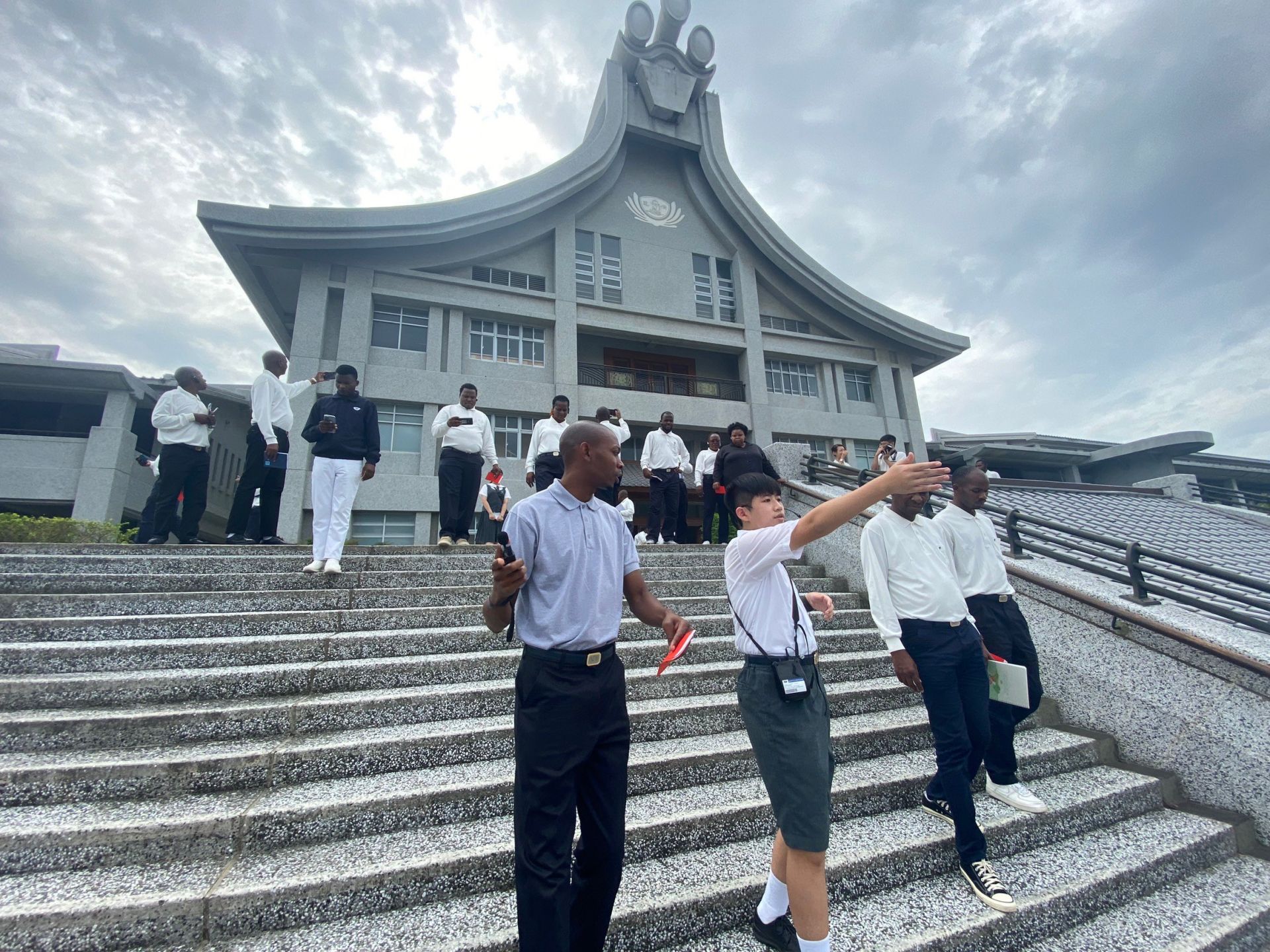 陳宗賢同學除對法律研究具高度興趣外，亦於國二時通過英檢中高級檢定，語言表現優異。
