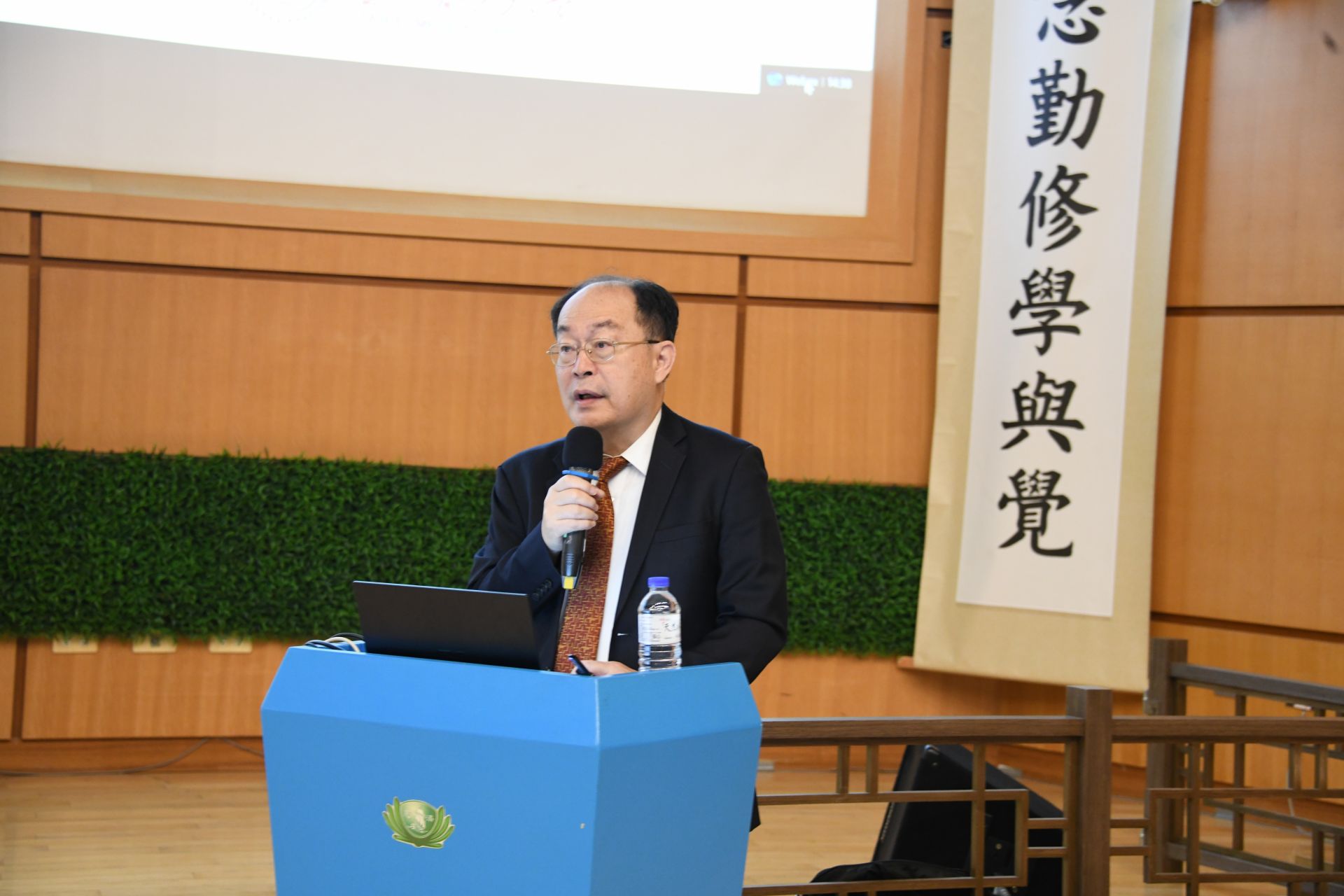 台灣醫院協會理事長李飛鵬受邀到嘉義大林慈濟醫院演講,深入剖析總額健保制度下台灣醫療院所的經營現況與挑戰。