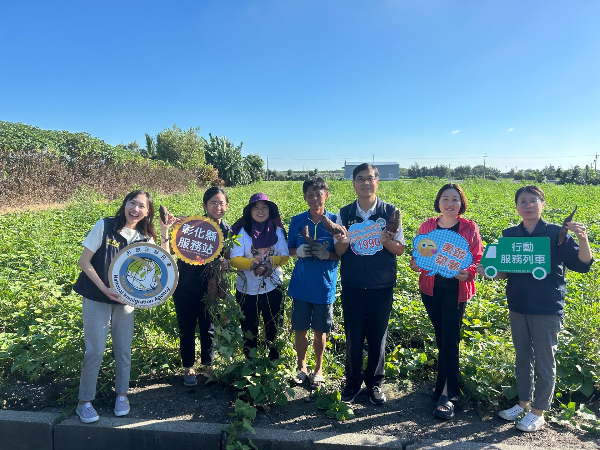 移民署彰化縣服務站訪視新住民劉彩紅，他運用所長開拓網路平臺銷售，深獲客戶肯定。