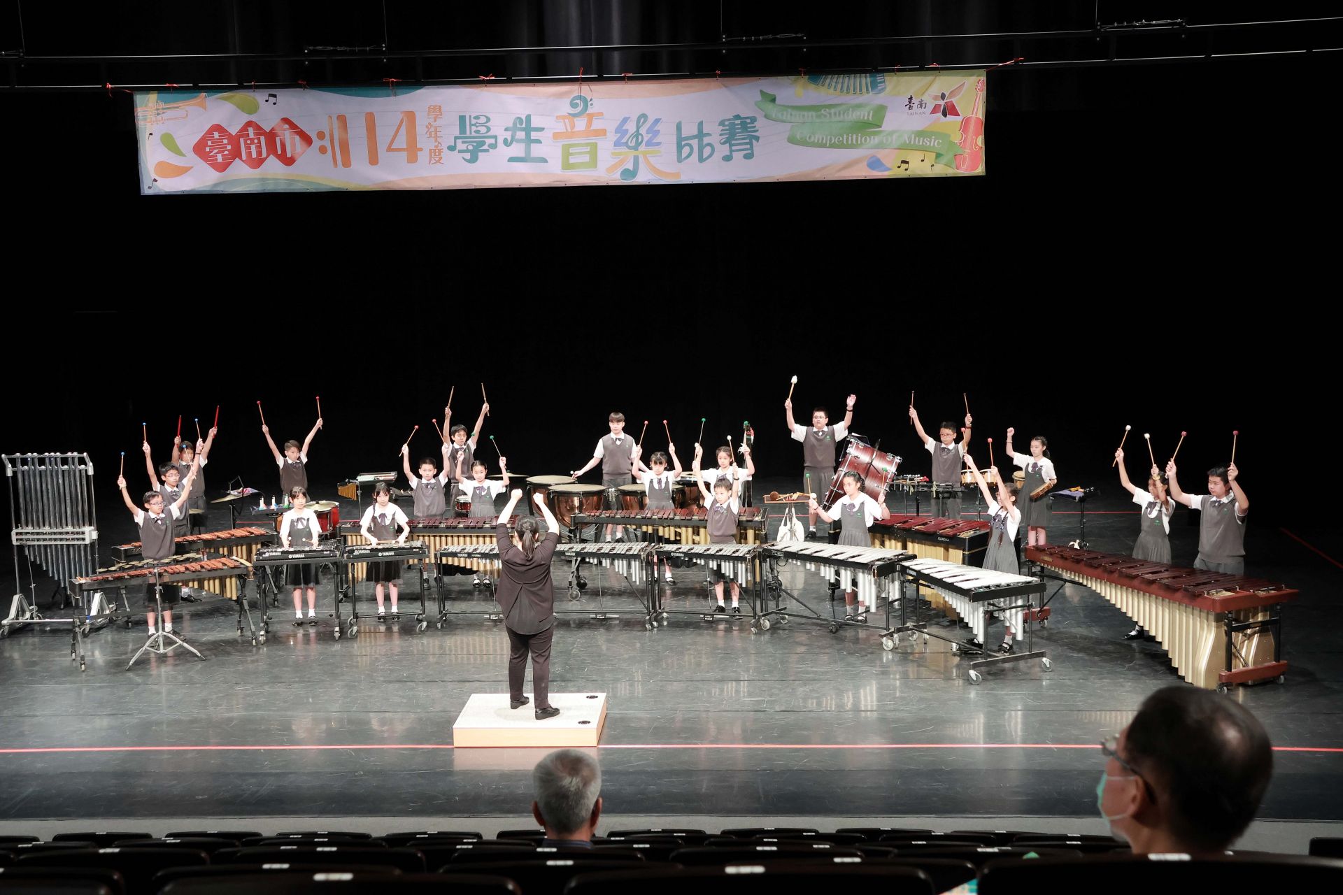 孩子們專注凝神，準備以節奏傳遞最動人的樂章。