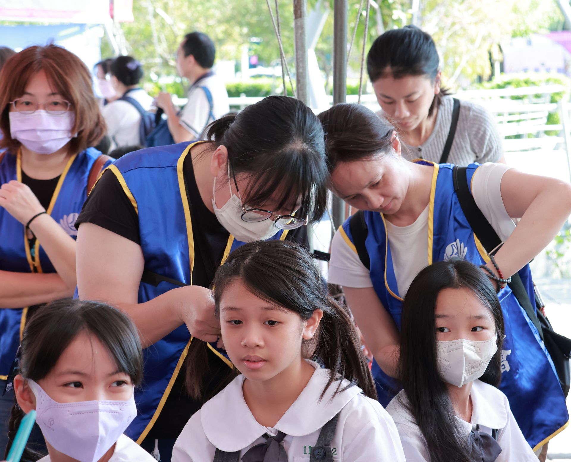 比賽前家長們細心為孩子整理髮型、調整服裝，讓每位選手自信登場。