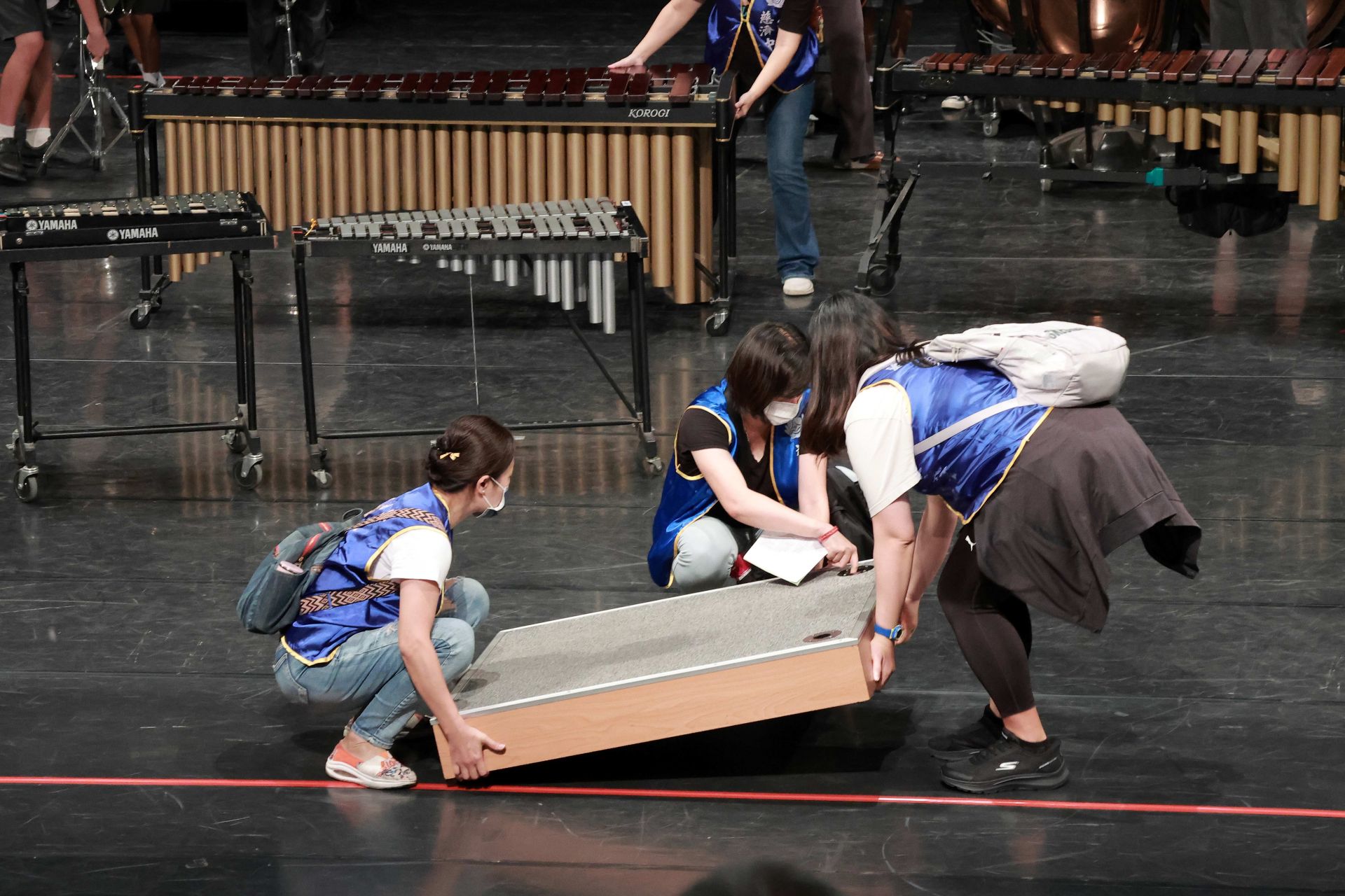 家長志工們合力搬運站台、調整位置，每一份付出都是對孩子最深的支持與愛的行動。