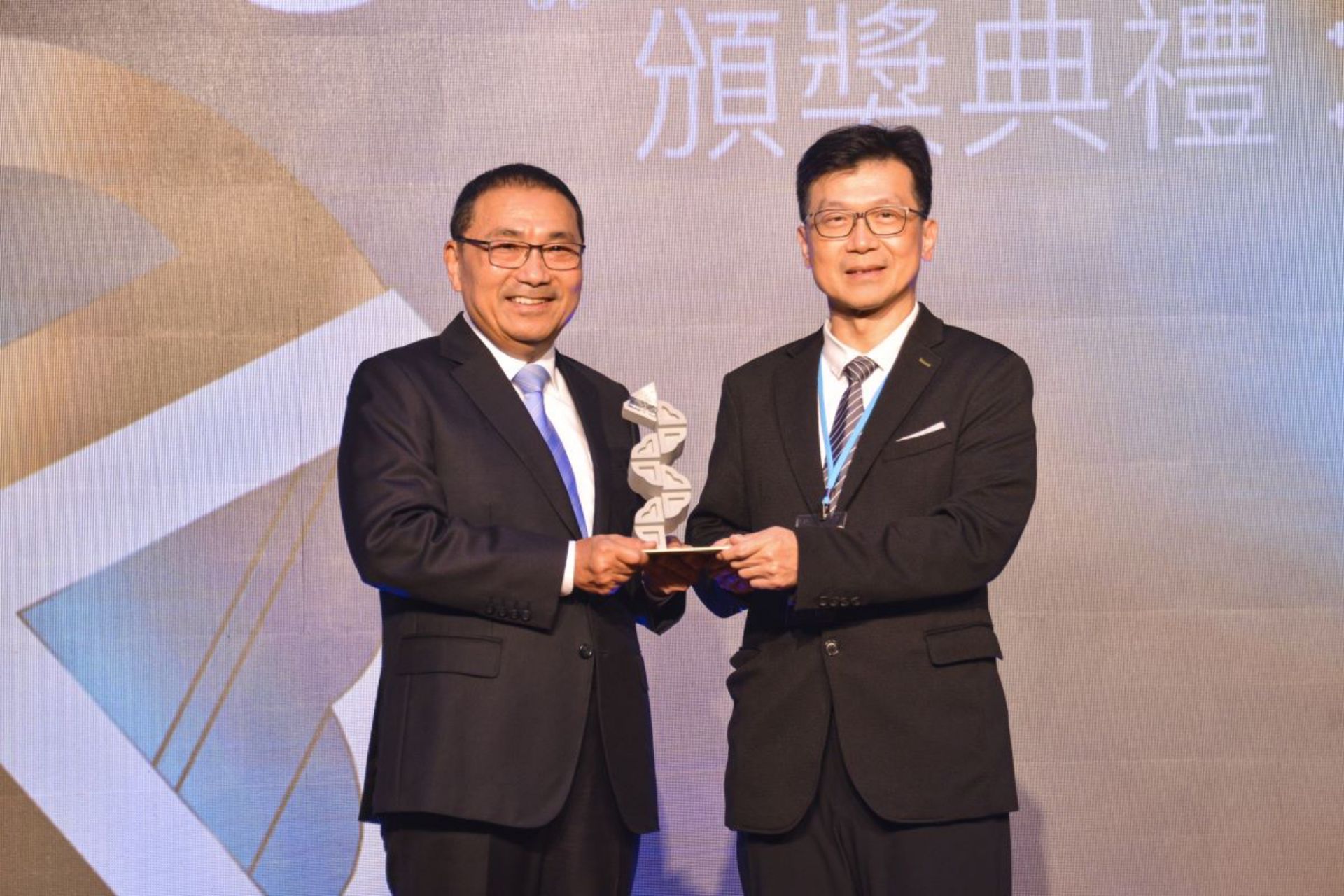 第十三屆醫療公益獎頒獎典禮於11月2日假新北市政府大禮堂舉行,台北慈濟醫院王嘉齊主任獲醫療教育研究獎。