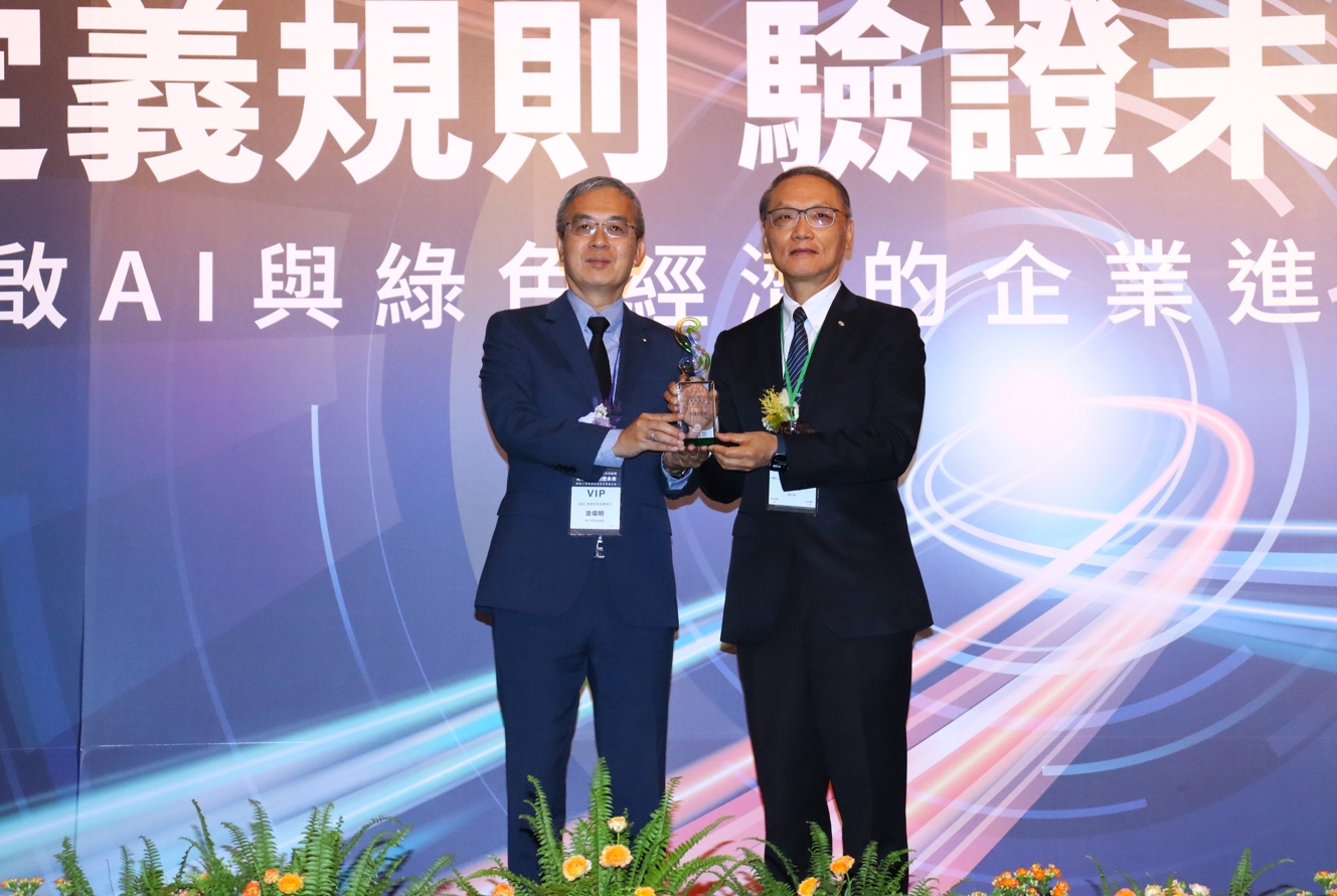佛教慈濟慈善事業基金會榮獲「ESG Awards：永續社會獎」，由執行長顏博文代表領獎。