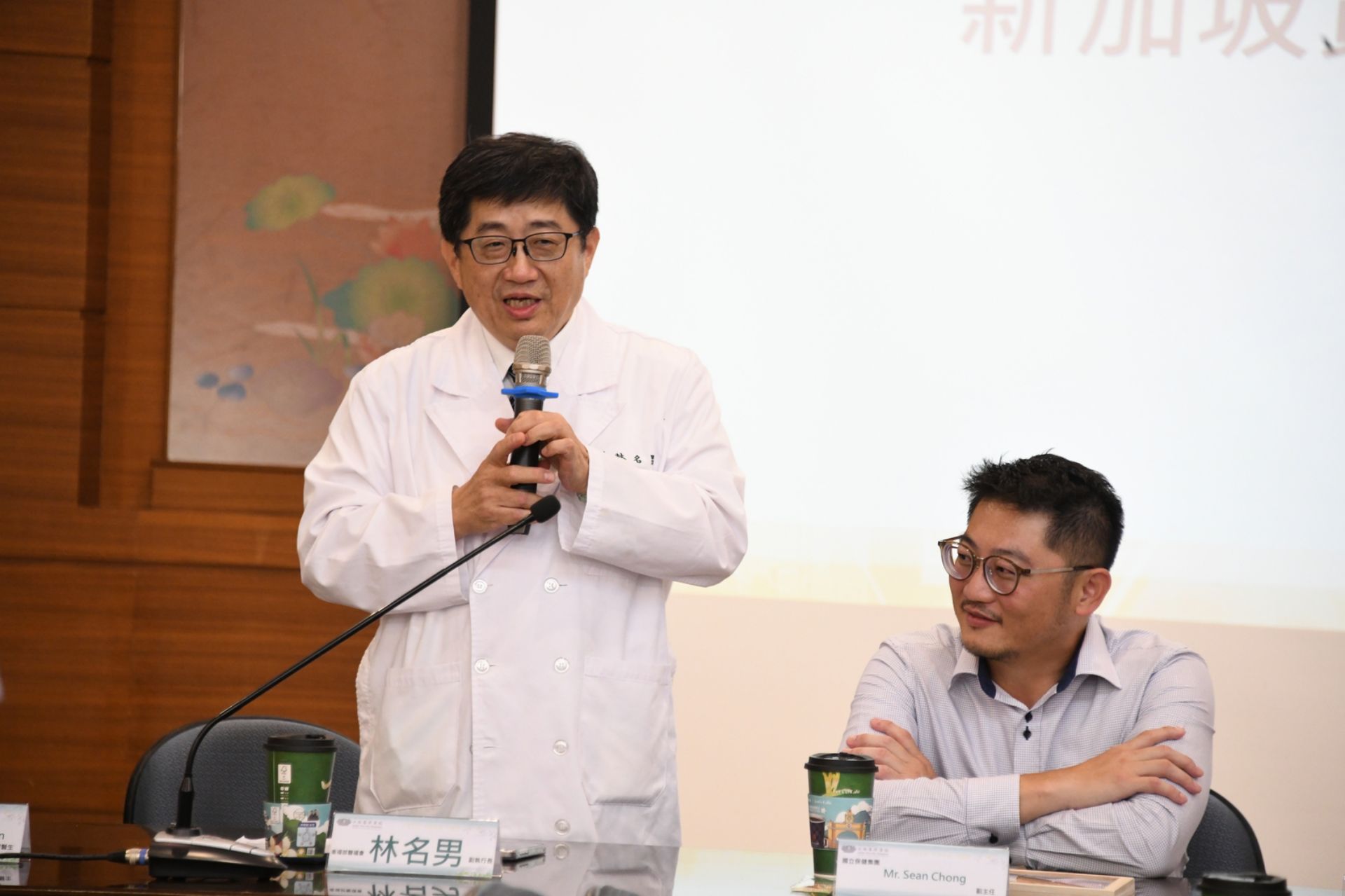 衛福部醫福會副執行長林名男(左)促成此次參訪活動