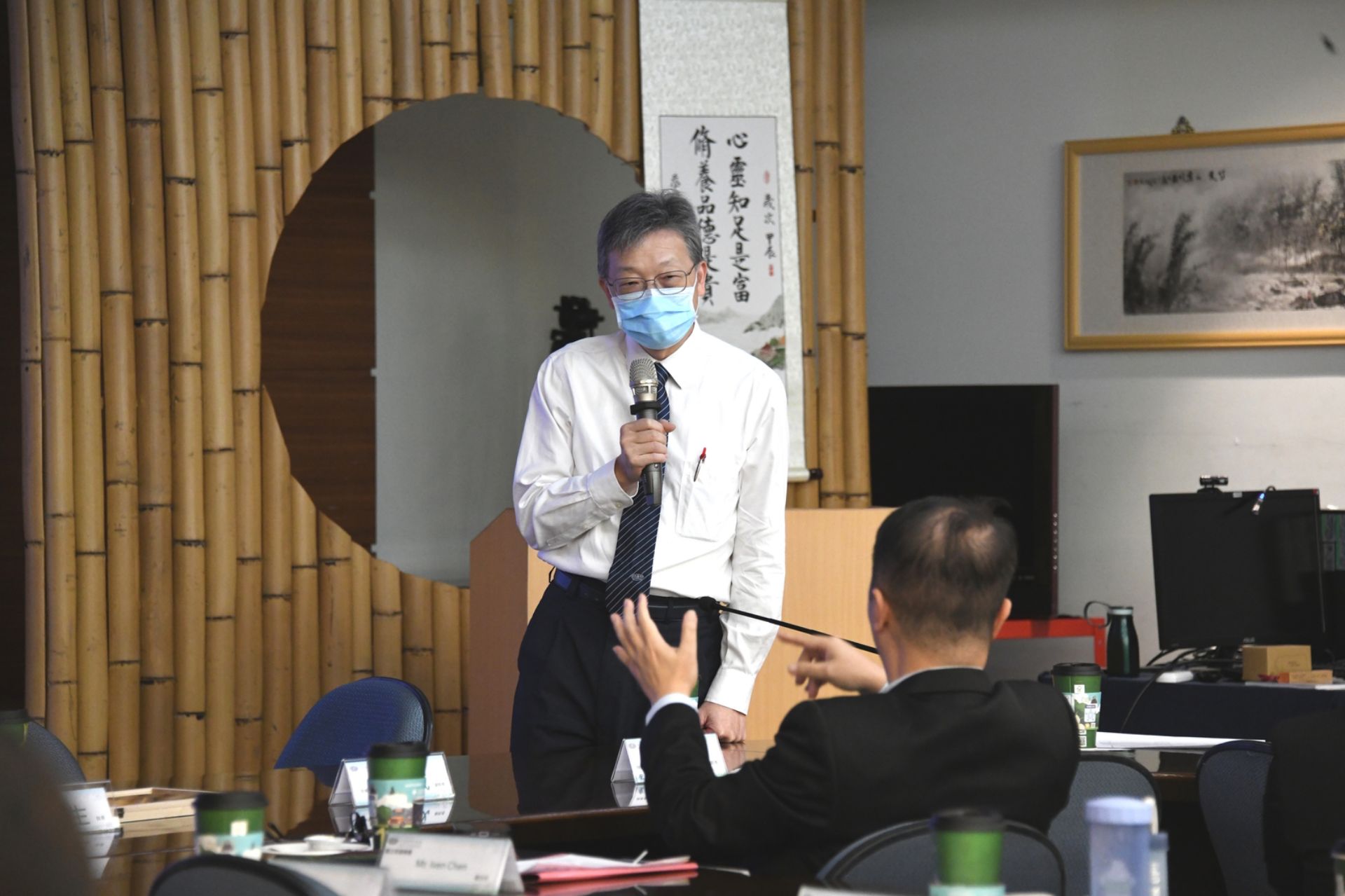 主任秘書劉鎮榮與來賓交流永續推動心得