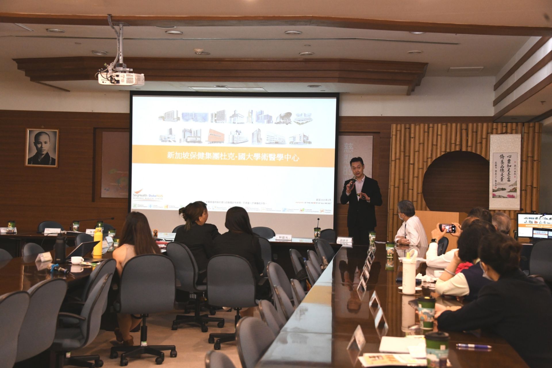 新加坡保健集團心臟內科醫師Dr. Jeffrey Lau Man Chun分享該集團在永續、精實等方面的成果