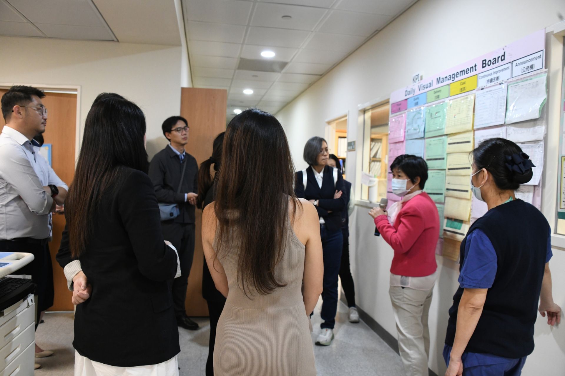 精實醫療中心李玉珍顧問為參訪團介紹洗腎中心精實成果