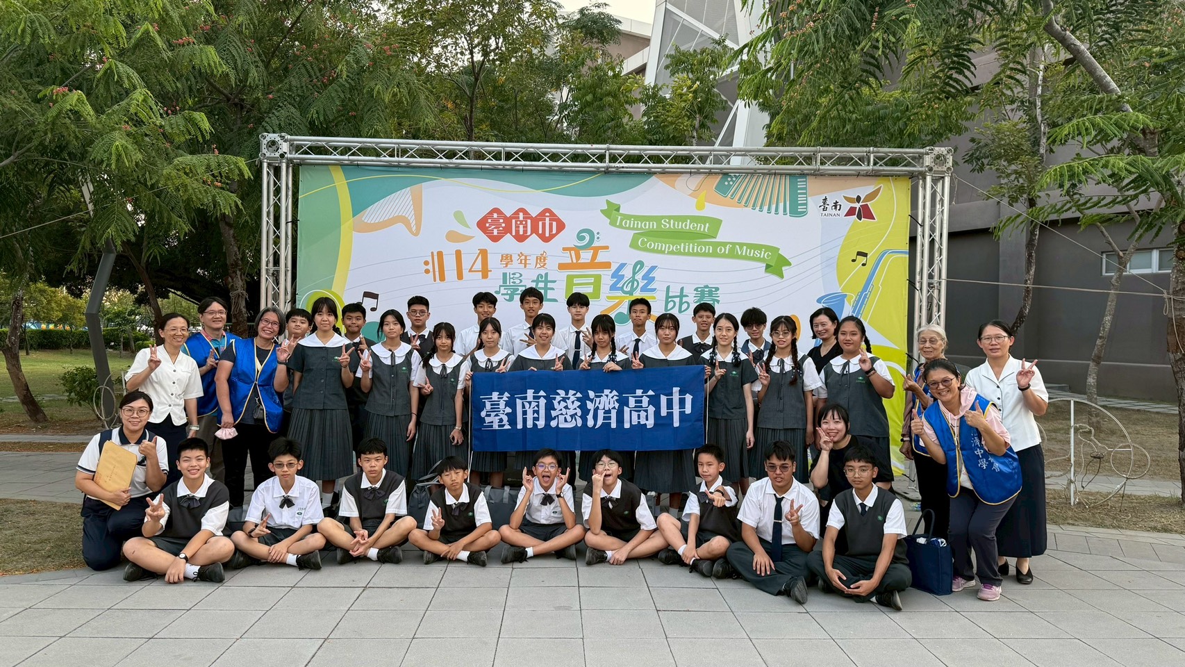 每一次的演出,都是一次成長與突破,國高中全體團員於賽後合影留念。