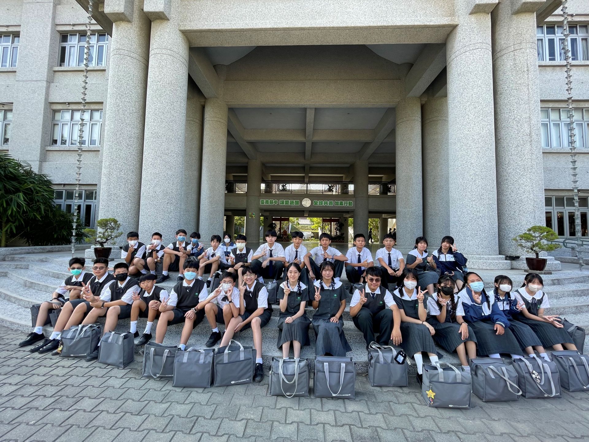 在繁重的課業壓力下,音樂是我們共有的能量,集合完畢,準備出發參加比賽囉!