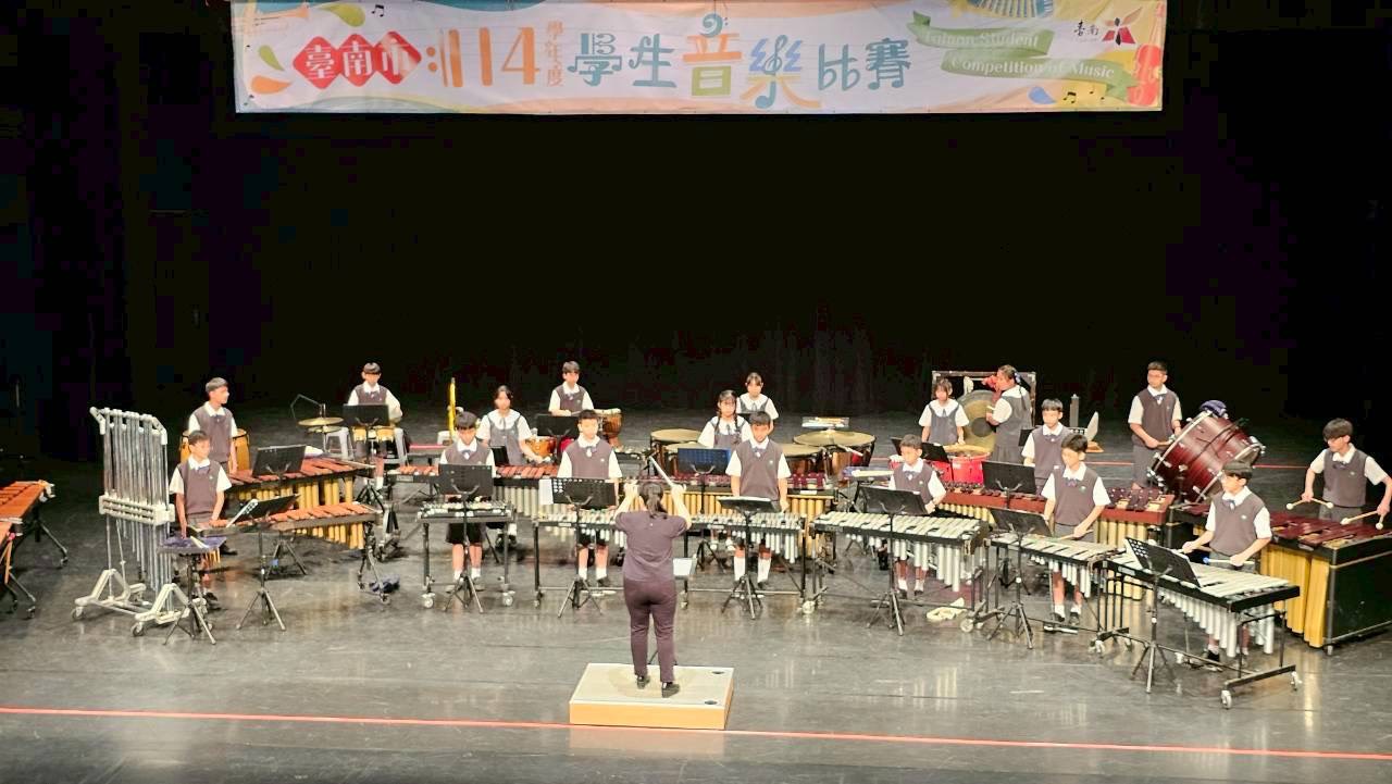 孩子們於臺上自信認真展現平時努力練習的成果。