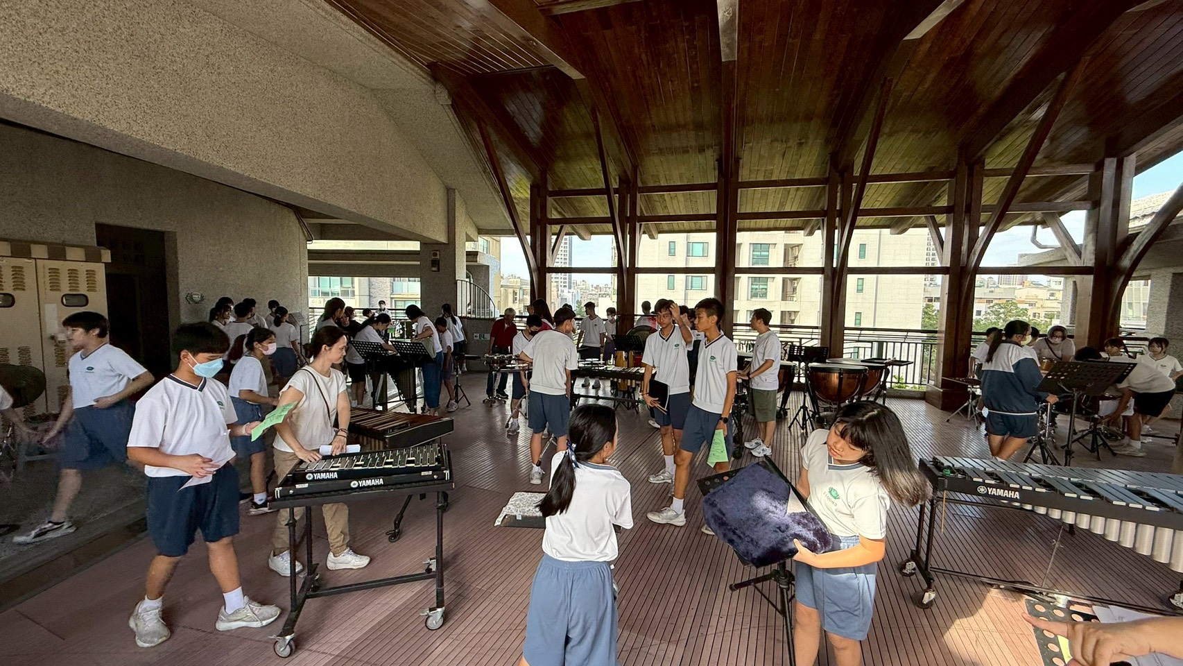 賽前的週末,中小學師生和家長志工樂器彩排,熟悉自己負責的樂器擺放位置。