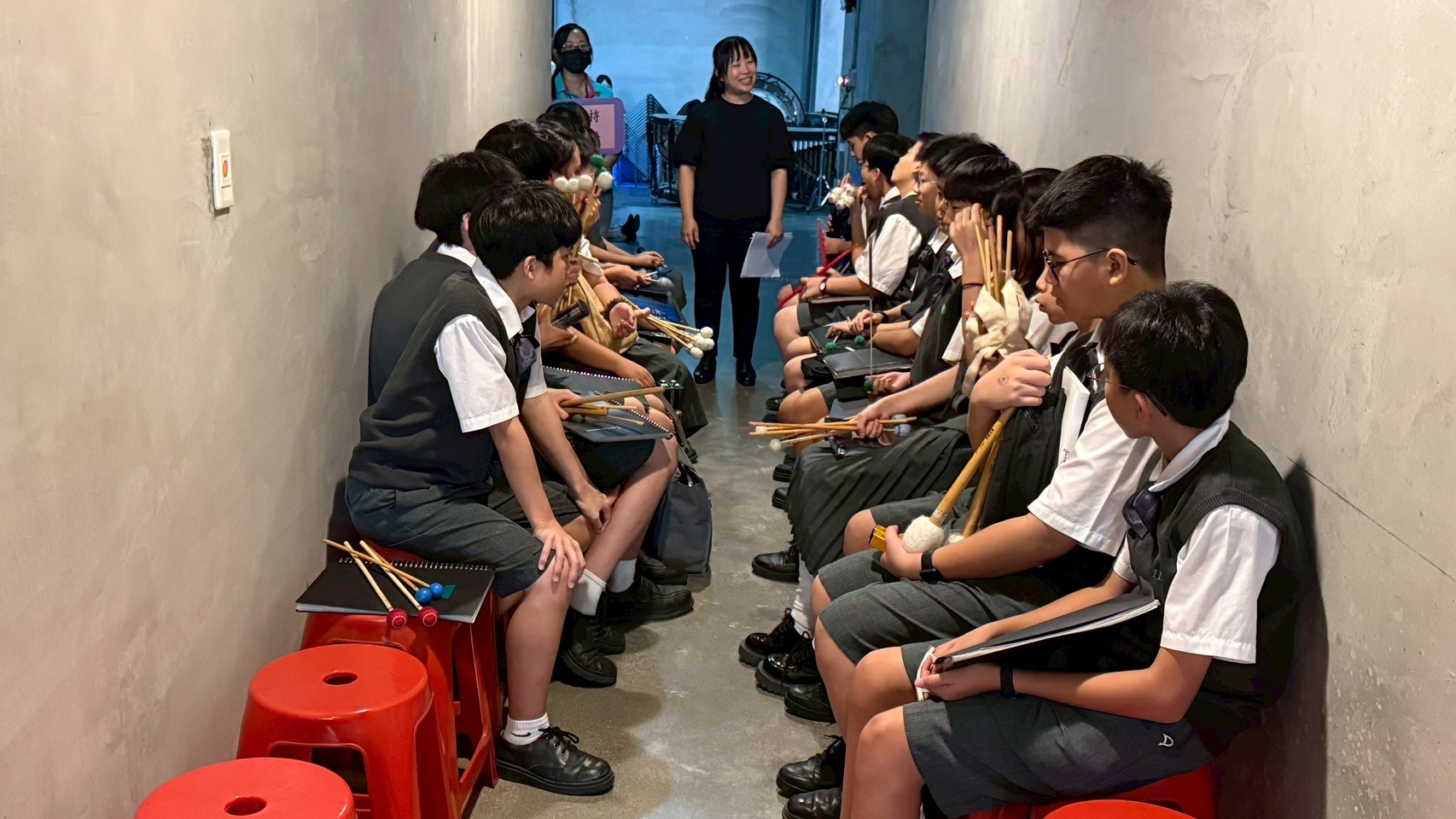 國中組上場前的靜心,何老師對孩子們溫馨叮嚀。