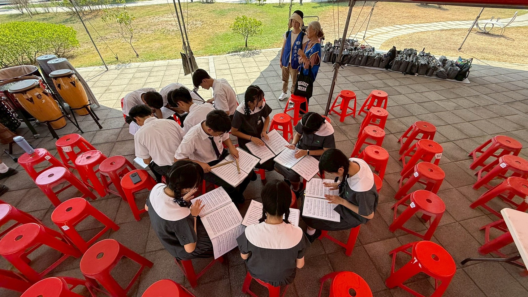 高中組同學利用空檔時間反覆認真排練。