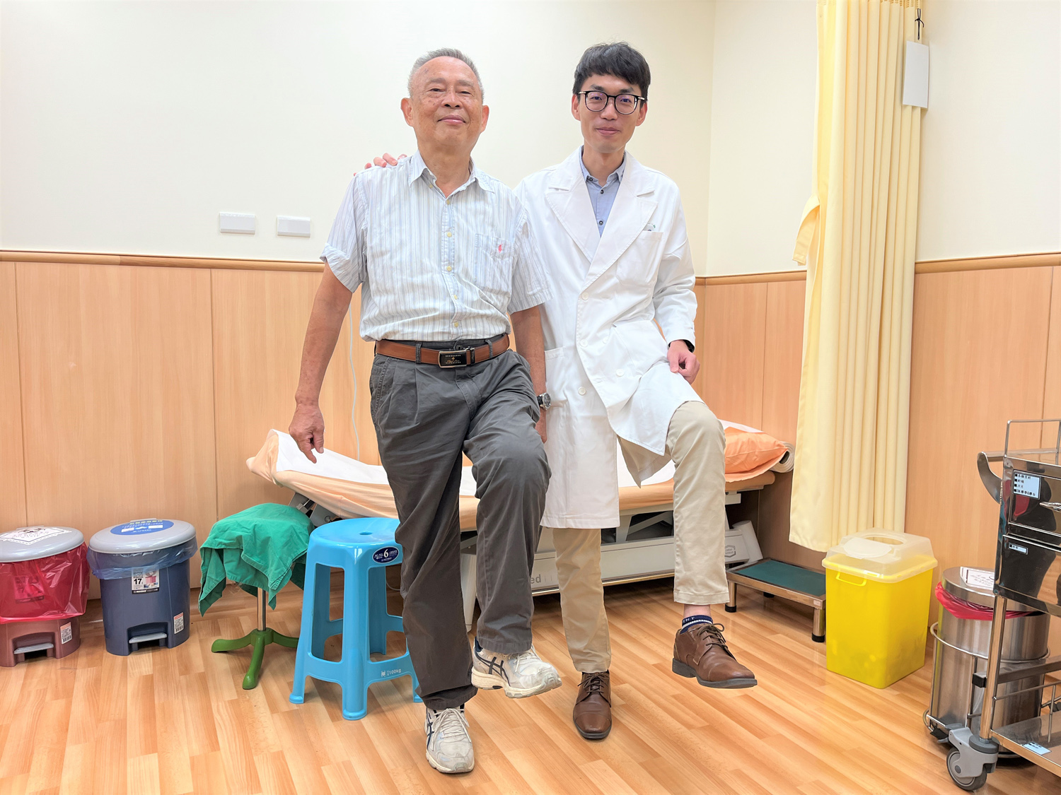 病人林先生對人工膝關節翻修再置換感到滿意。