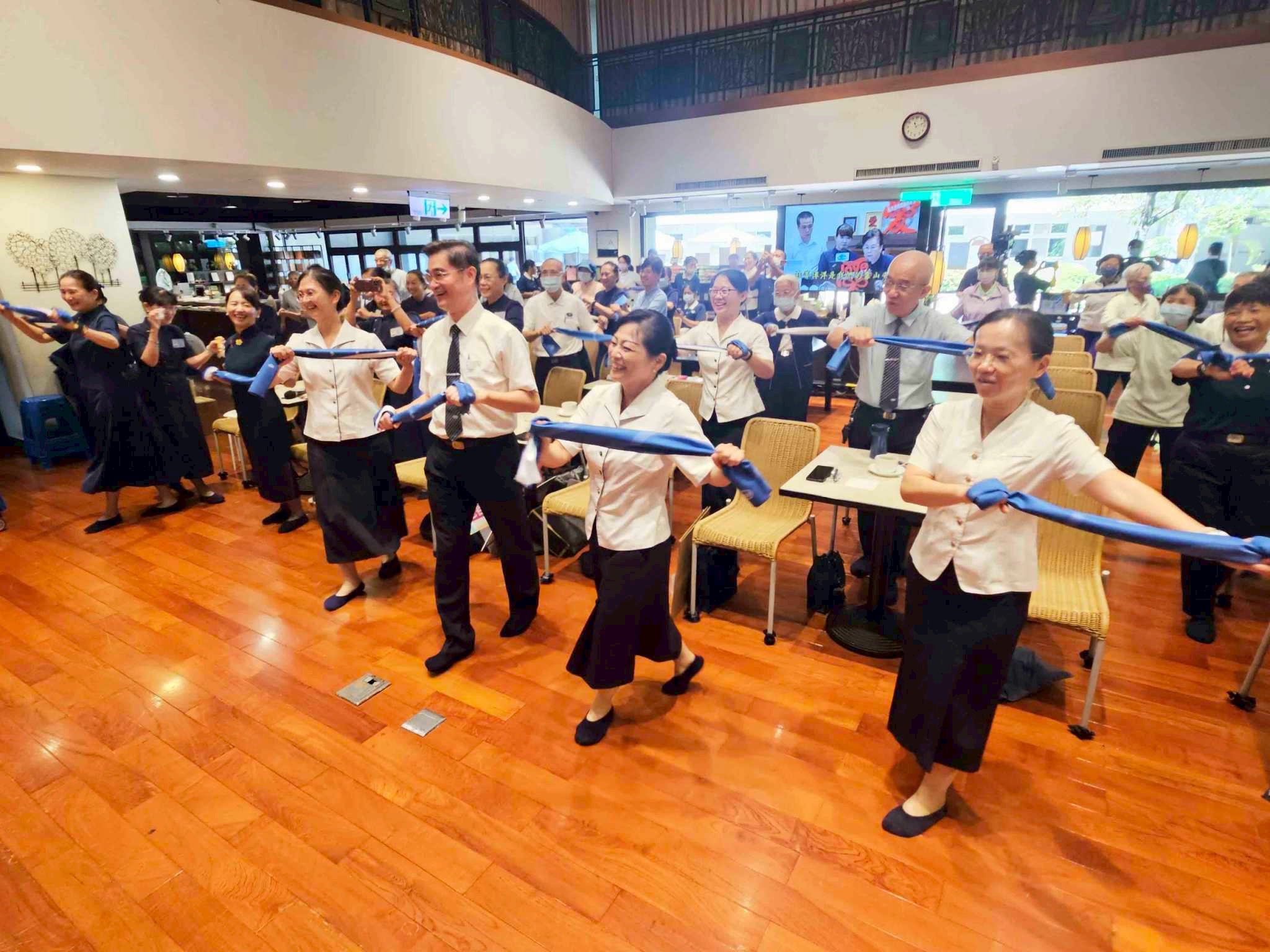 閱上雲端運動毛巾操，高雄線上讀書會邀請大家一起大愛共善。