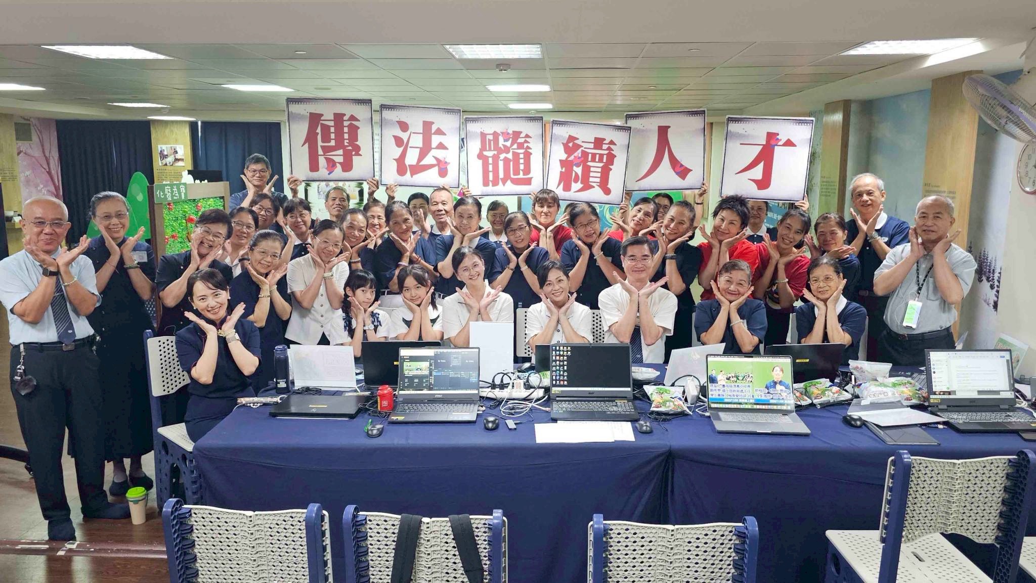 走訪高雄線上讀書會的幕後團隊，了解科技串聯的流程與設備運作。