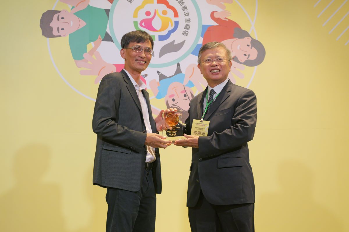 徐榮源副院長(右)代表受獎。