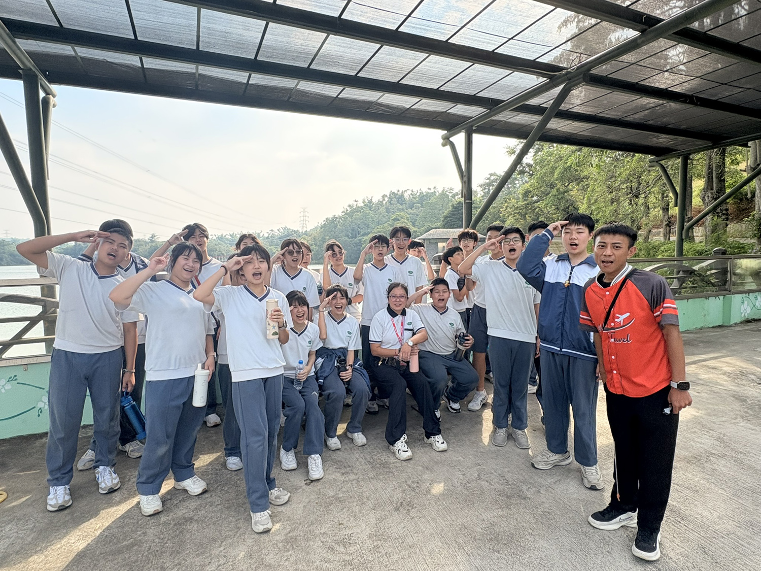 活動結束後,師生於湖畔開心合影留念。