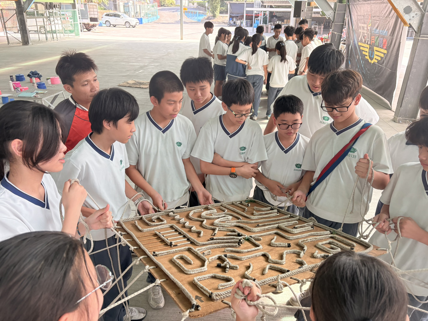 各種關卡考驗團隊默契,全班同心協力完成挑戰。