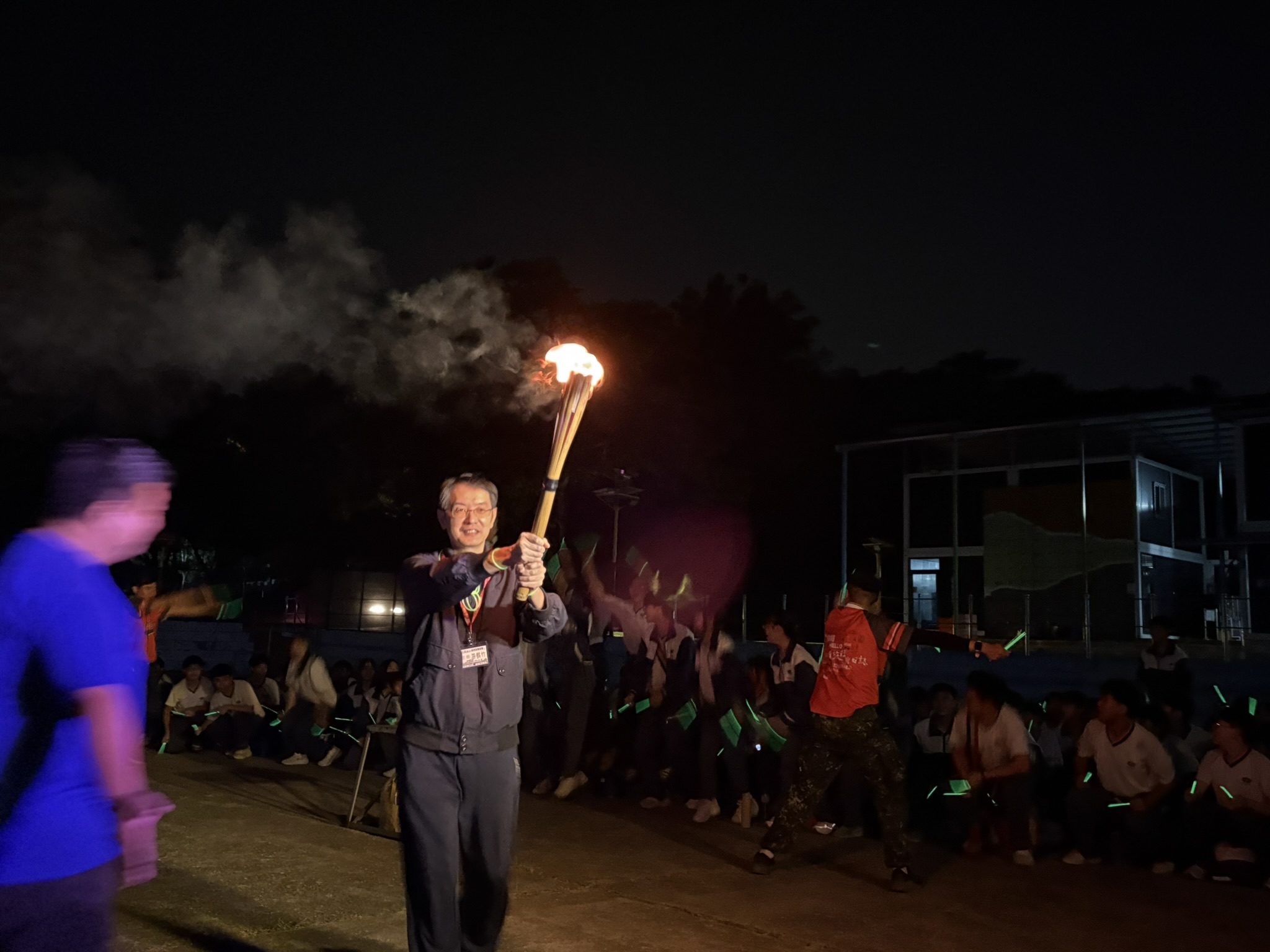 學務處游棋竹主任手持營火,開啟精采的晚會活動。