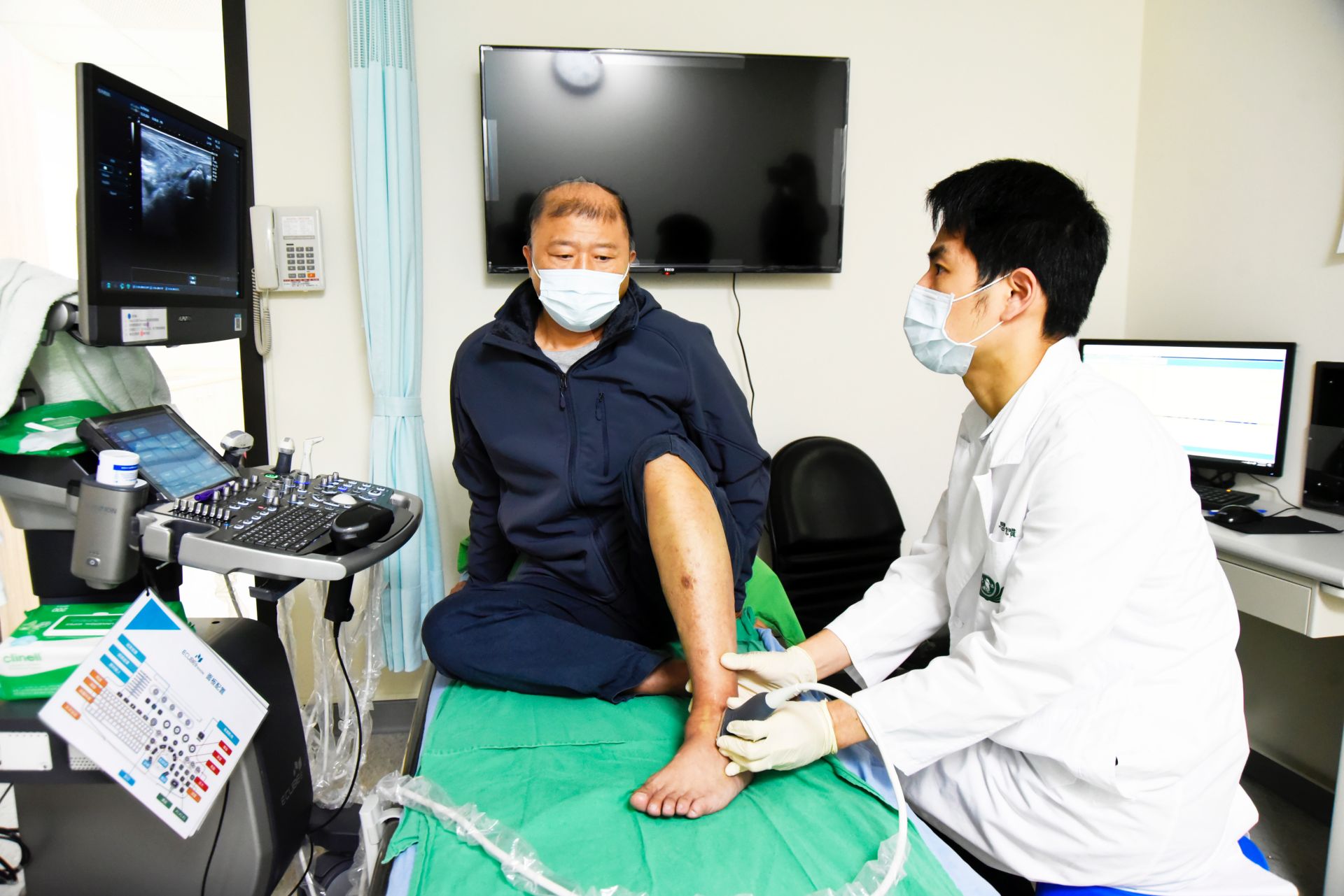 王先生為葉先生做超音波檢查