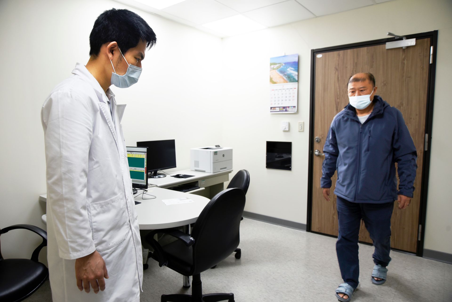 王思讚醫師請葉先生行走看看目前狀況