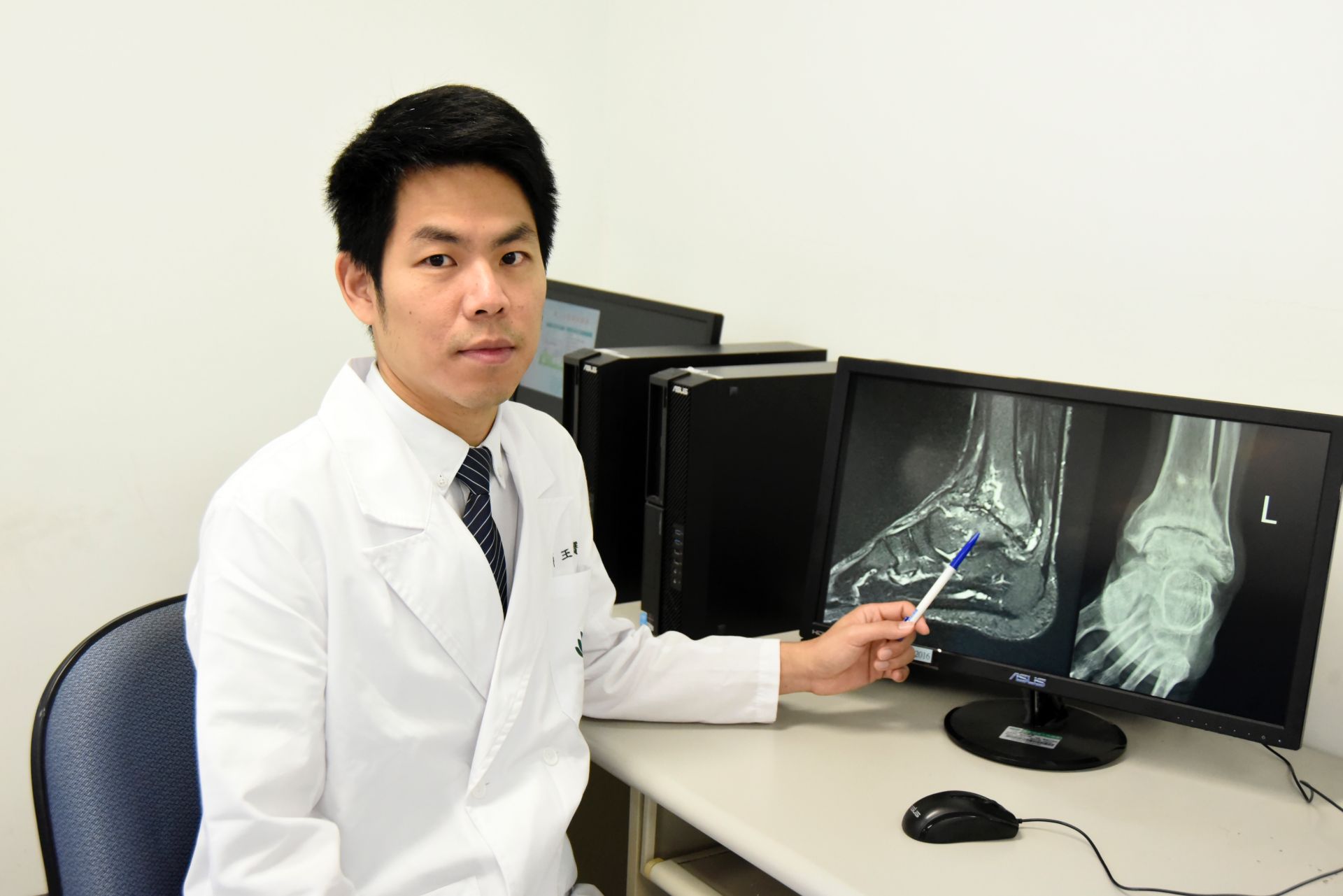 王思讚醫師指著蔡先生腳踝疼痛的部位。